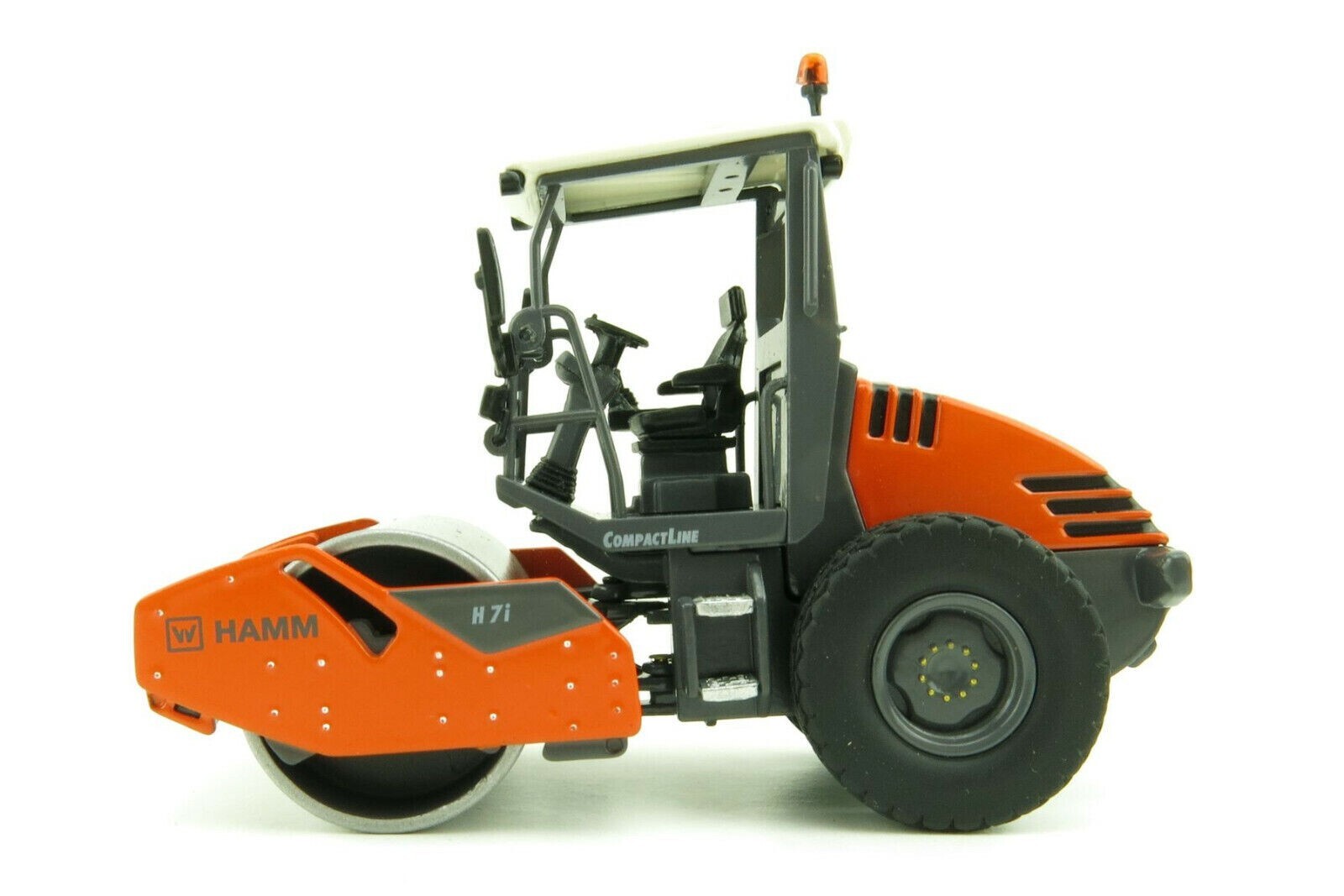 Hamm H7i Smooth Roller Compactor with ROPS – NZG 1:50 Scale Model #9482 New