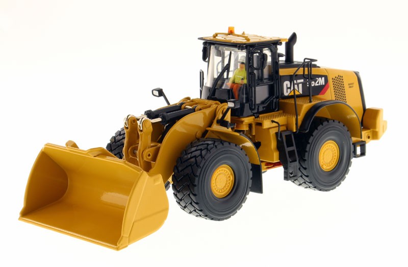 DIECAST MASTERS – CATERPILLAR 982M Wheel Loader with Driver and Box m…