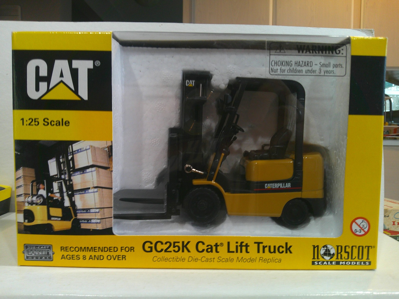 Norscot CAT GC25K Lift Truck 1:25 Scale Yellow Sealed Good++ Box