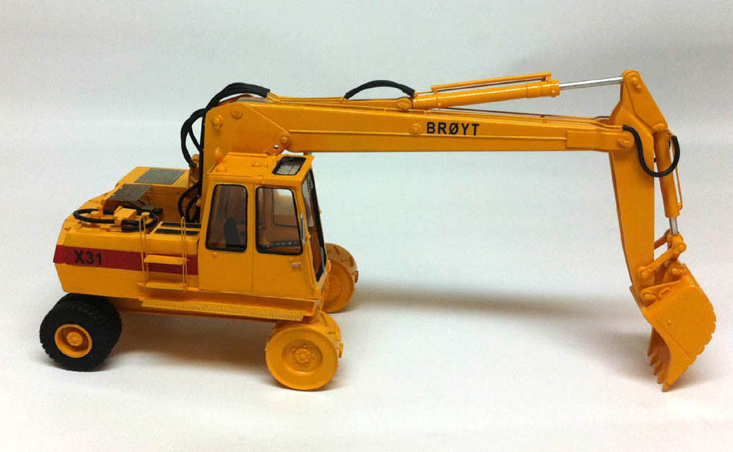 Resin 1/50 Excavator Broyt X31 wheels version – Ready Made by Fankit Models