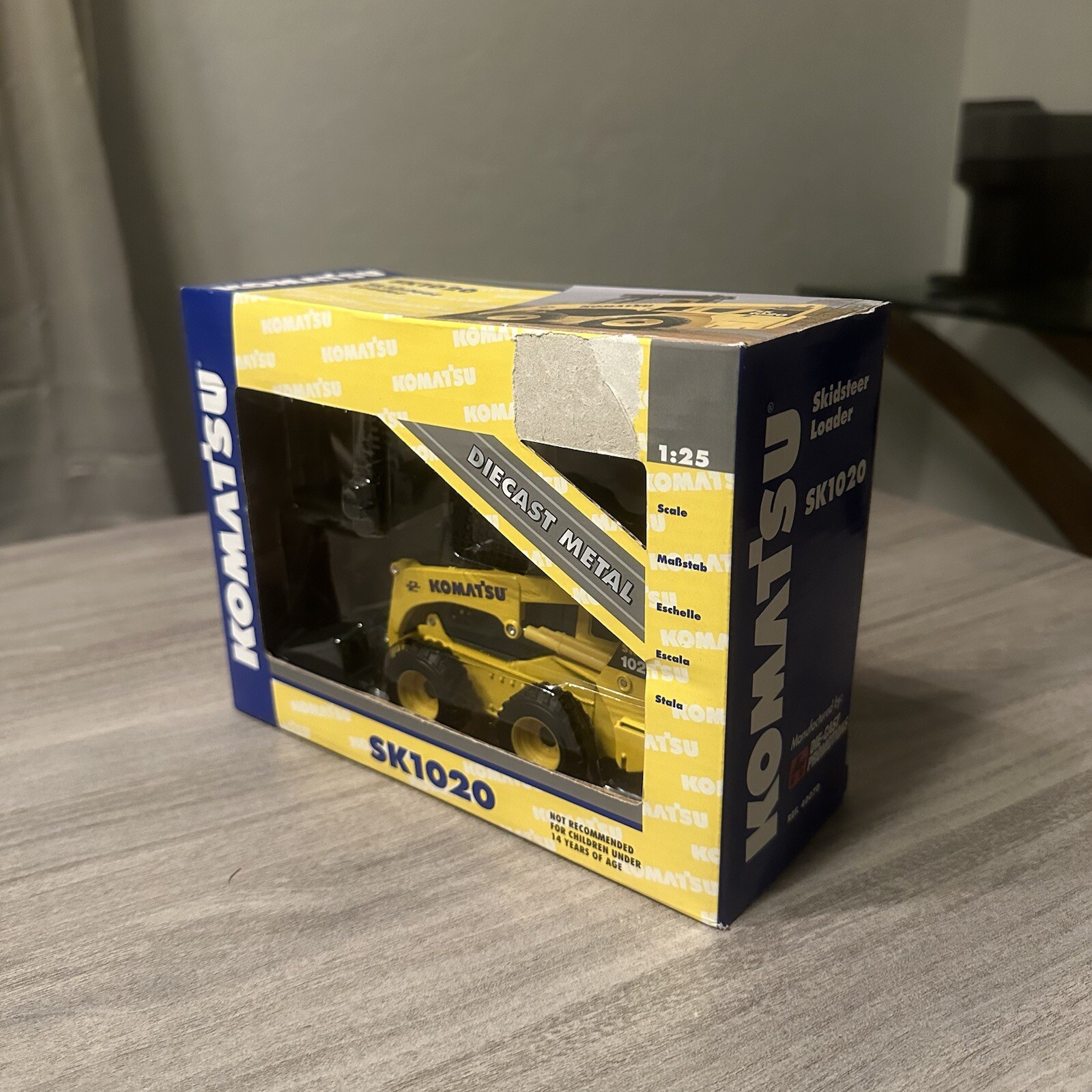NIB komatsu sk1020 first gear 1:25 Skidsteer Loader Diecast