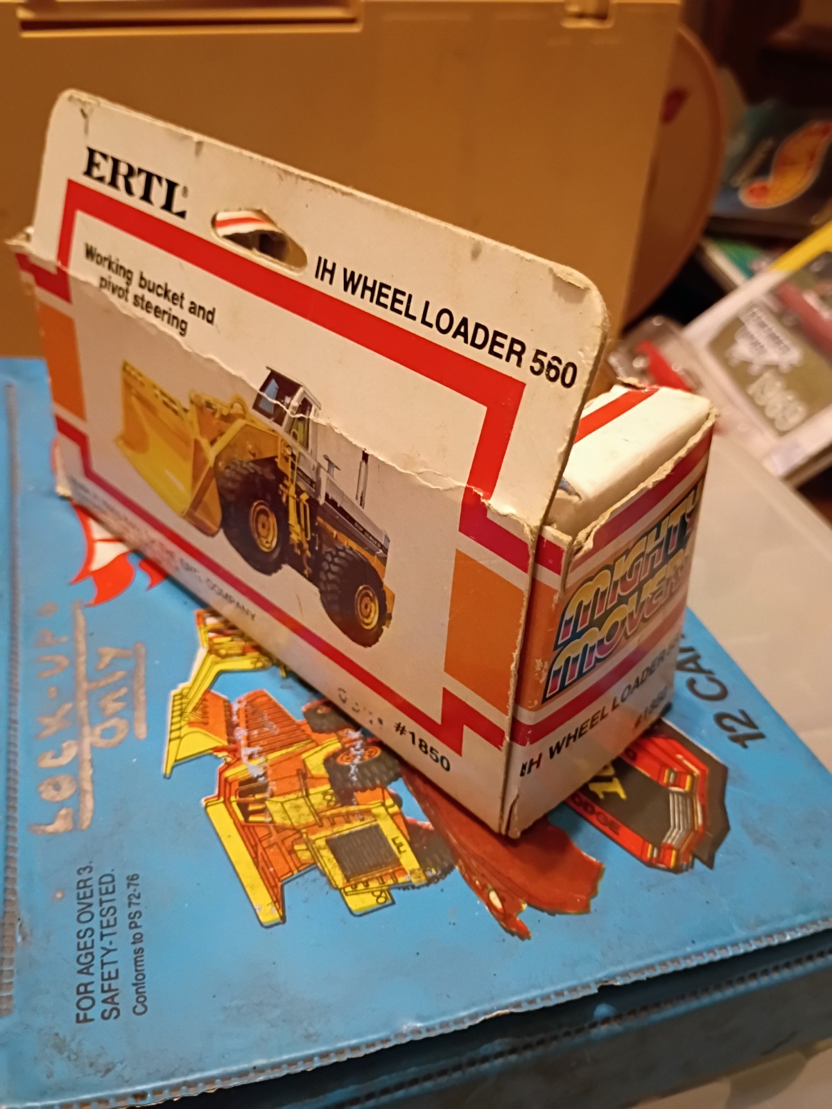 Ertl Mighty Movers International Hough Wheel Loader 560 1:64 1850