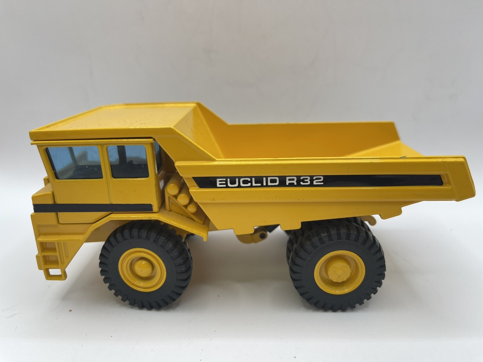 Joal Compact Euclid R32 Dump Truck Die-Cast Scale 1:50