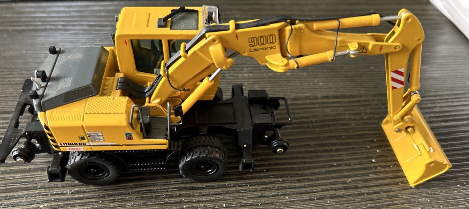 LIEBHERR A 900 C ZW Litronic Railroad Wheeled Excavator, NZG #803-04, 1/50 1:50