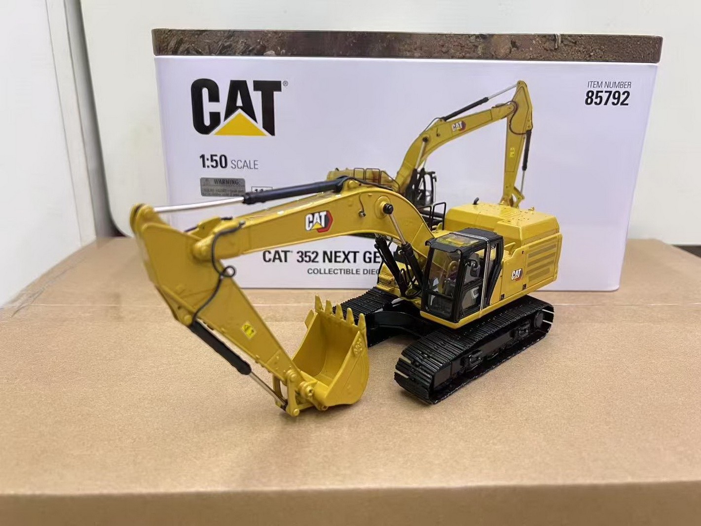 DM 1/50 scale Cat 352 next-generation excavator die-cast model toy gift #85792-
