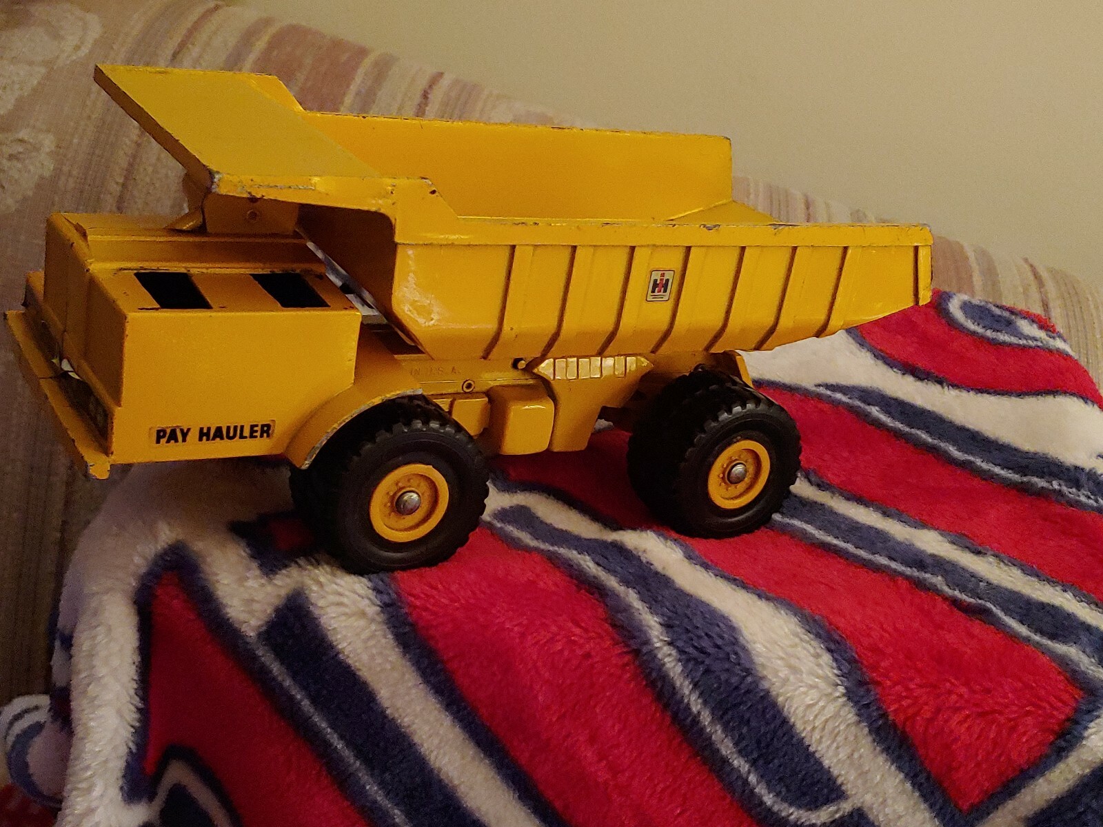 PAY HAULER INTERNATIONAL HARVESTER 11&Prime; IN LENGTH, SUN YELLOW, MANUAL DUMP LEVER