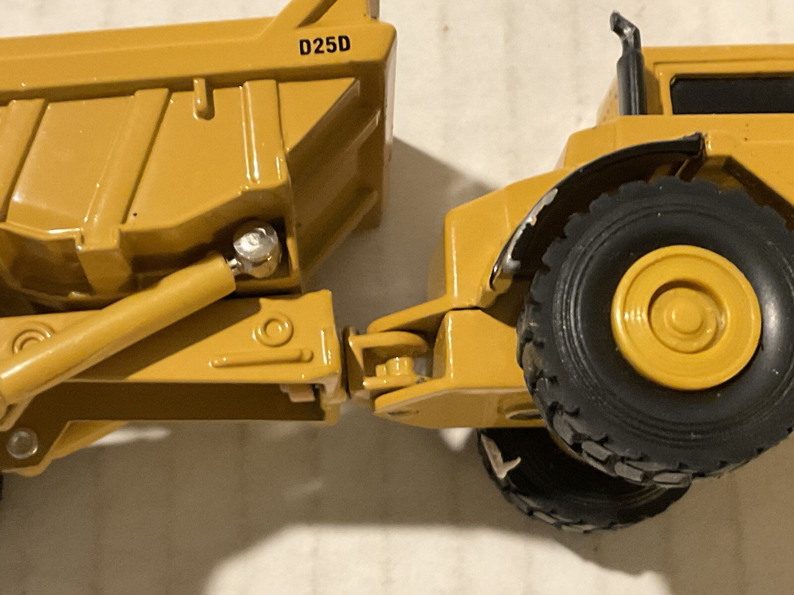 ERTL Caterpillar CAT D25D Dump Truck Road Construction die cast 1:64