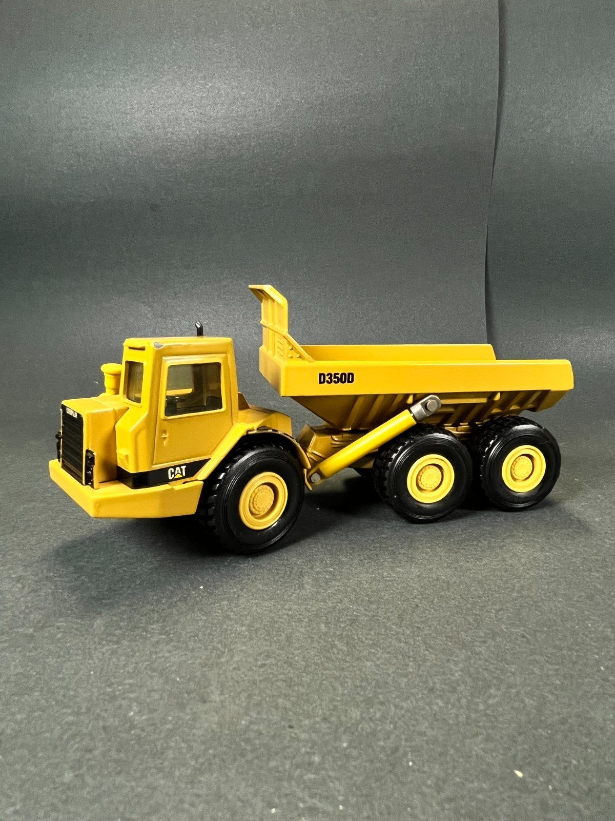 Norscot CAT D350D Articulated Truck 1:50 Die-Cast #55700 Caterpillar 1998 NIB