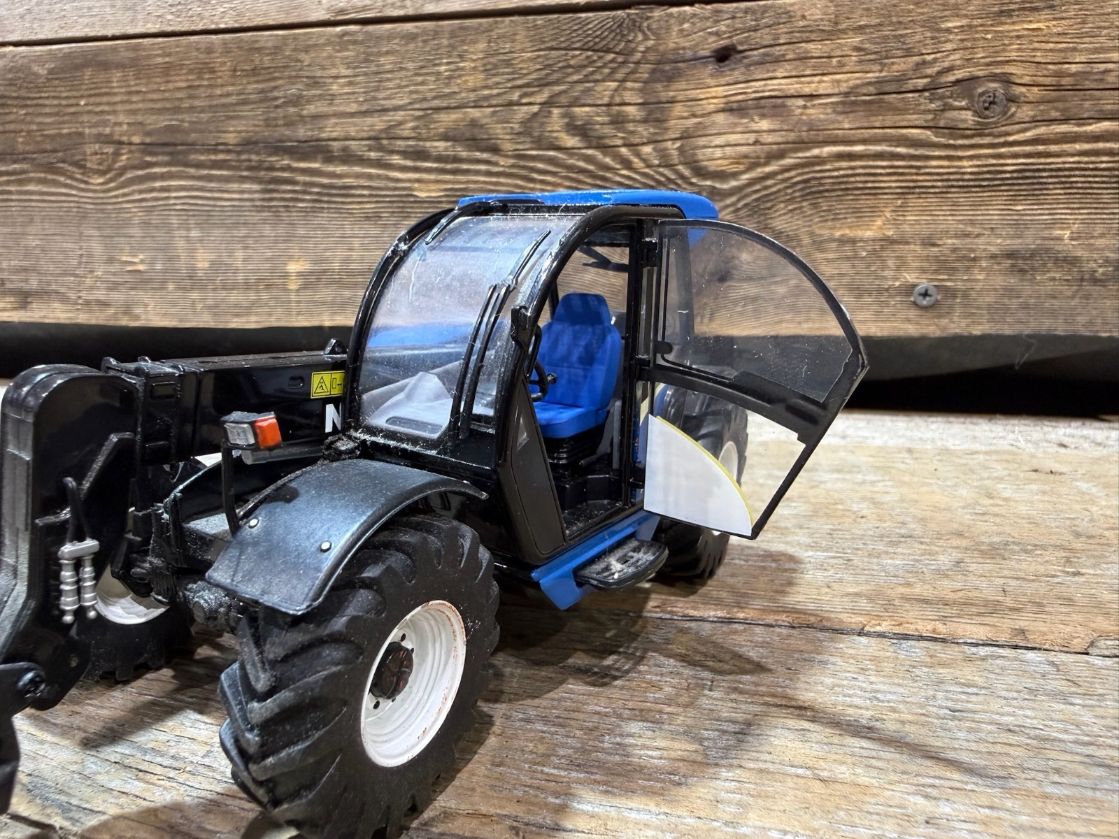 Universal Hobbies, New Holland LM5060 Telescopic Handler, 1:32 Scale, Diecast