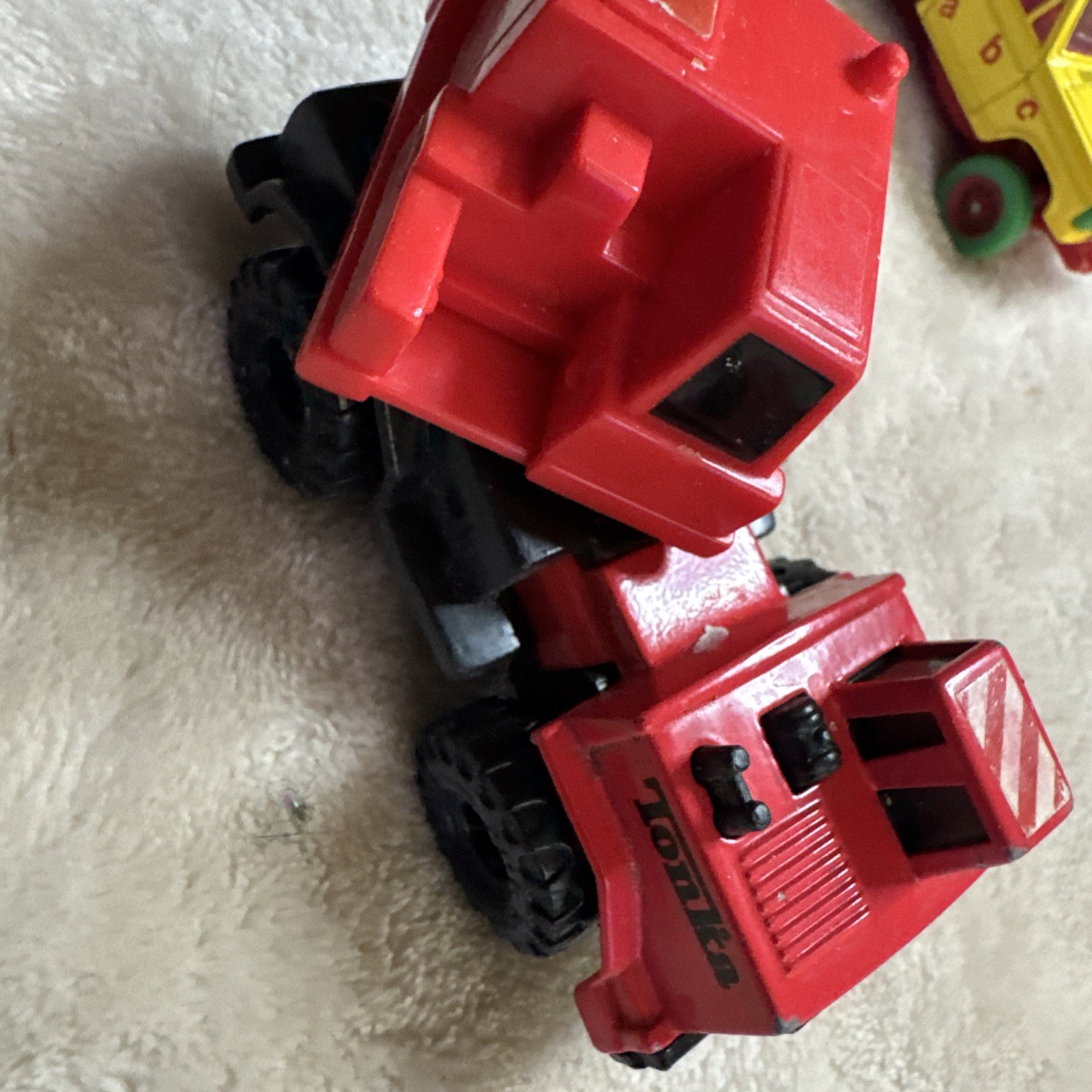 CONSTRUCTION EQUIPMENT – RED – 3 1/4&Prime; TOY – 2003 HASBRO INC