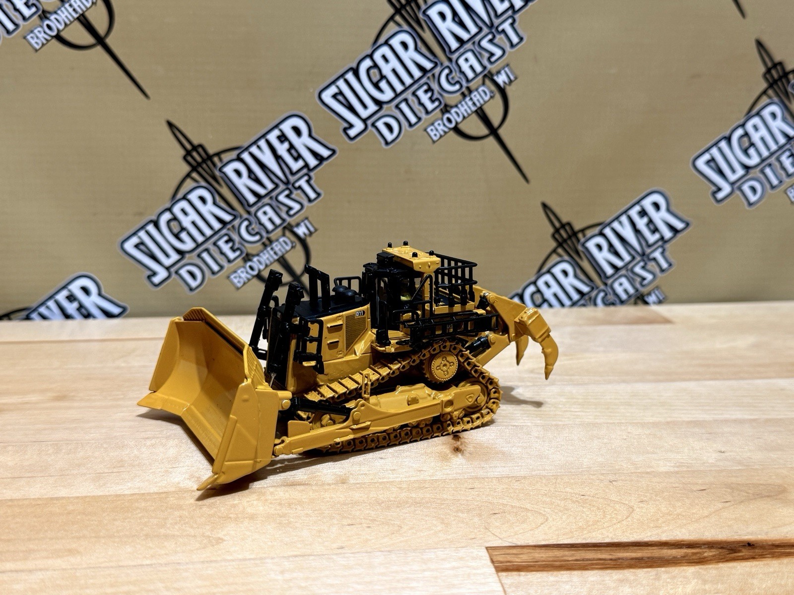 HO 1/87 Caterpillar D11 Dozer TKN Design With Metal Tracks Diecast Masters 85777