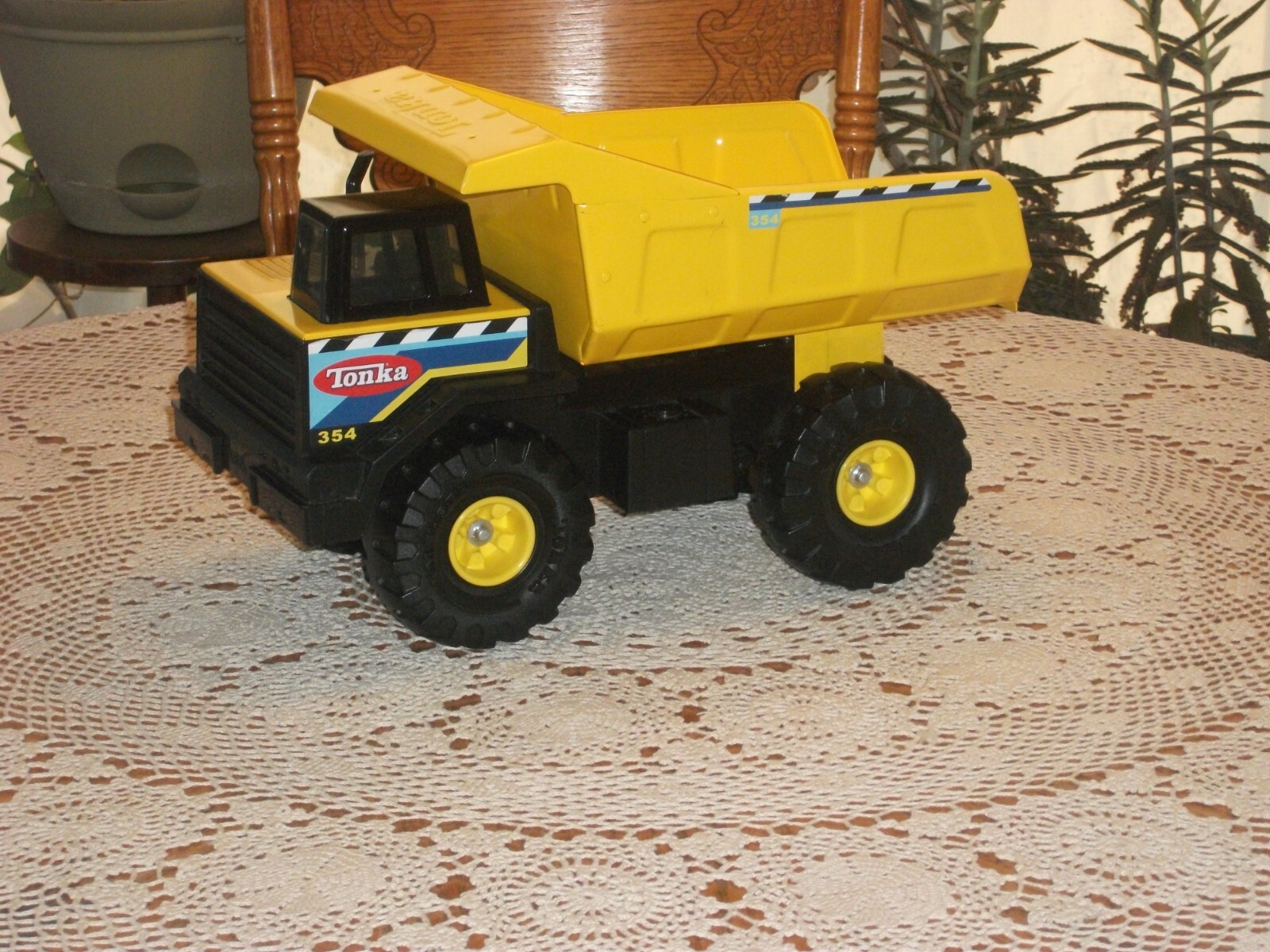 Hasbro Tonka Classic Mighty Dump Truck 354 Large