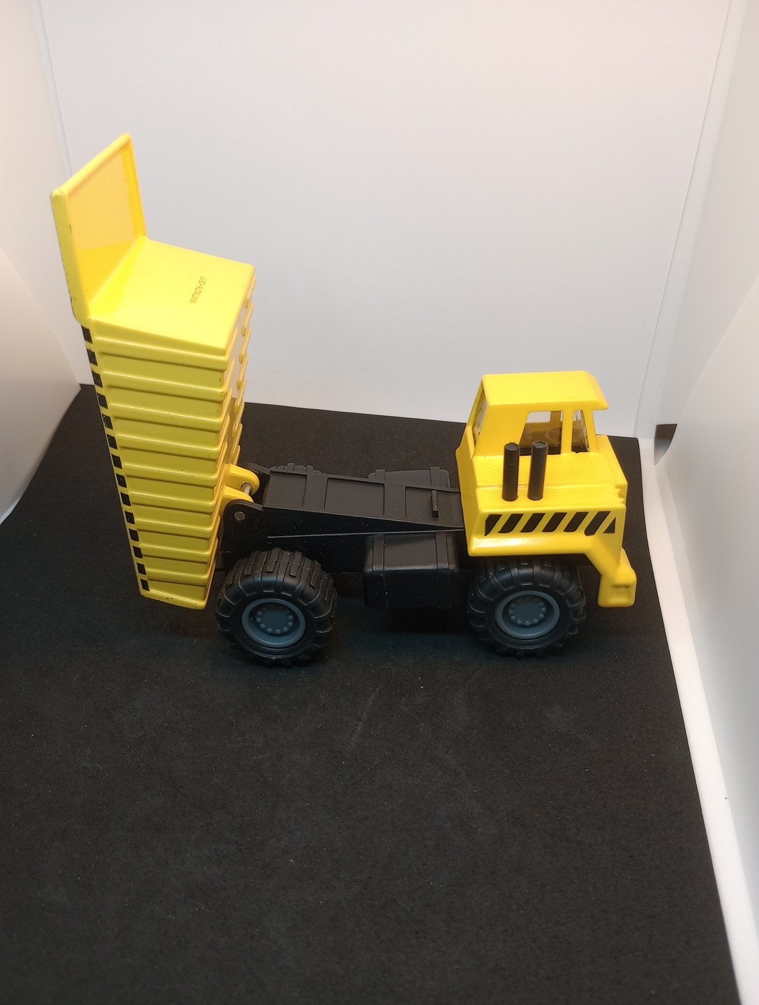 Die-Cast Dump Truck working Bucket 5&Prime; L Yellow Heavy Duty