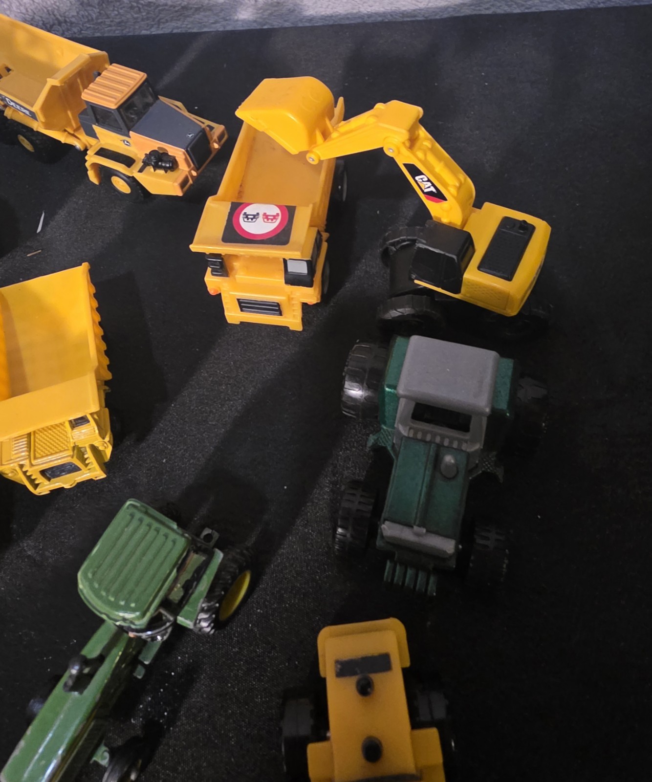 Lot Of 18 Farm And Construction Die-cast And Plastic Equiptment Various scales