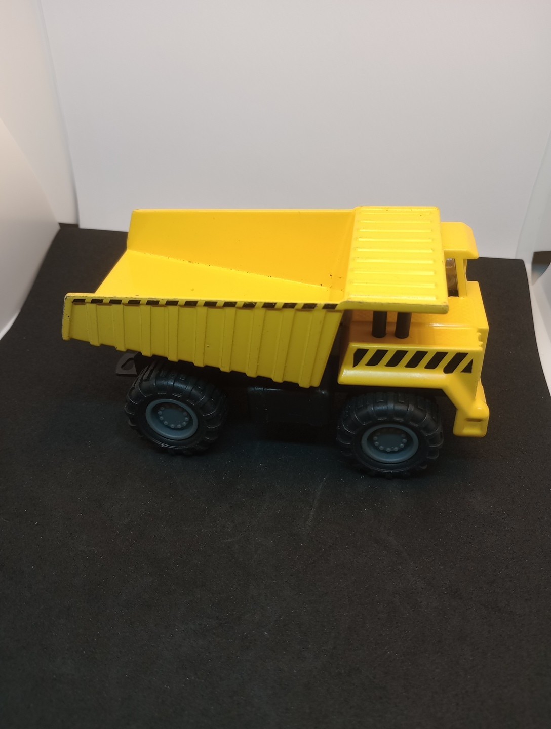 Die-Cast Dump Truck working Bucket 5&Prime; L Yellow Heavy Duty
