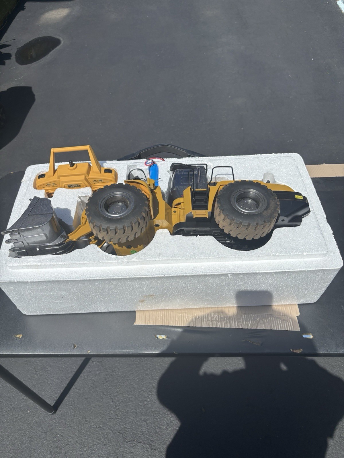 – Huina 1583, 1:14 RC Metal Wheel Loader 2022 Model