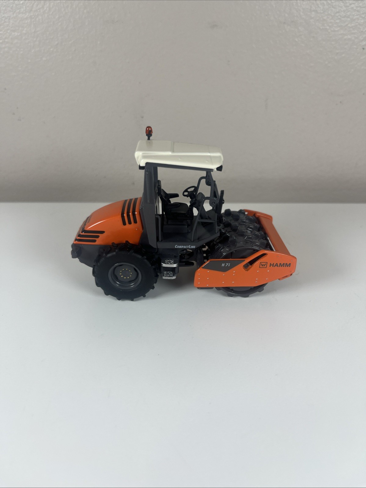 Hamm H7i Padded Roller Compactor with Cab – NZG 1:50 Scale Model C30