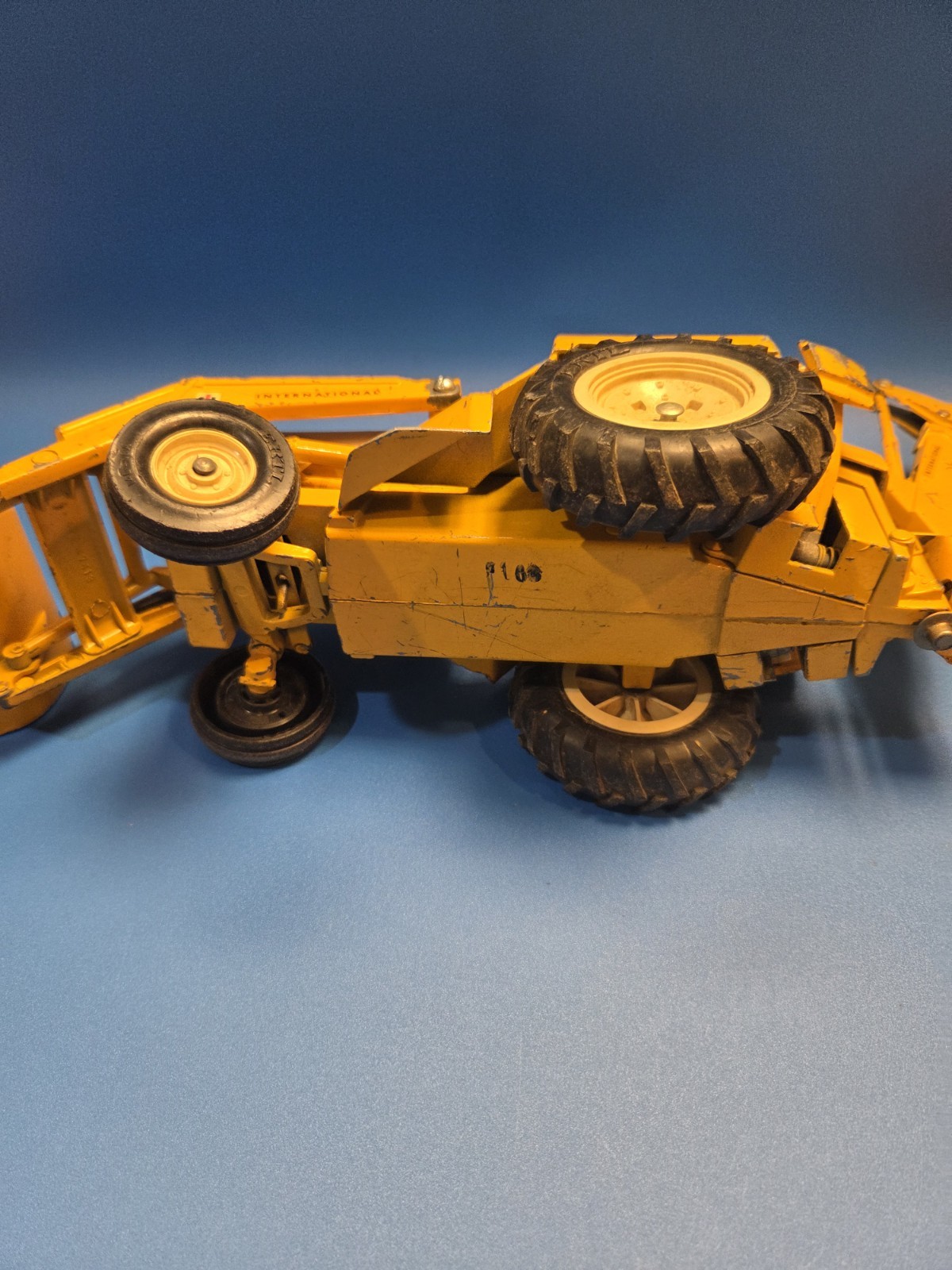 1960&rsquo;s Vintage Ertl 1/16 International Harvester Tractor Backhoe STR#472 Diecast