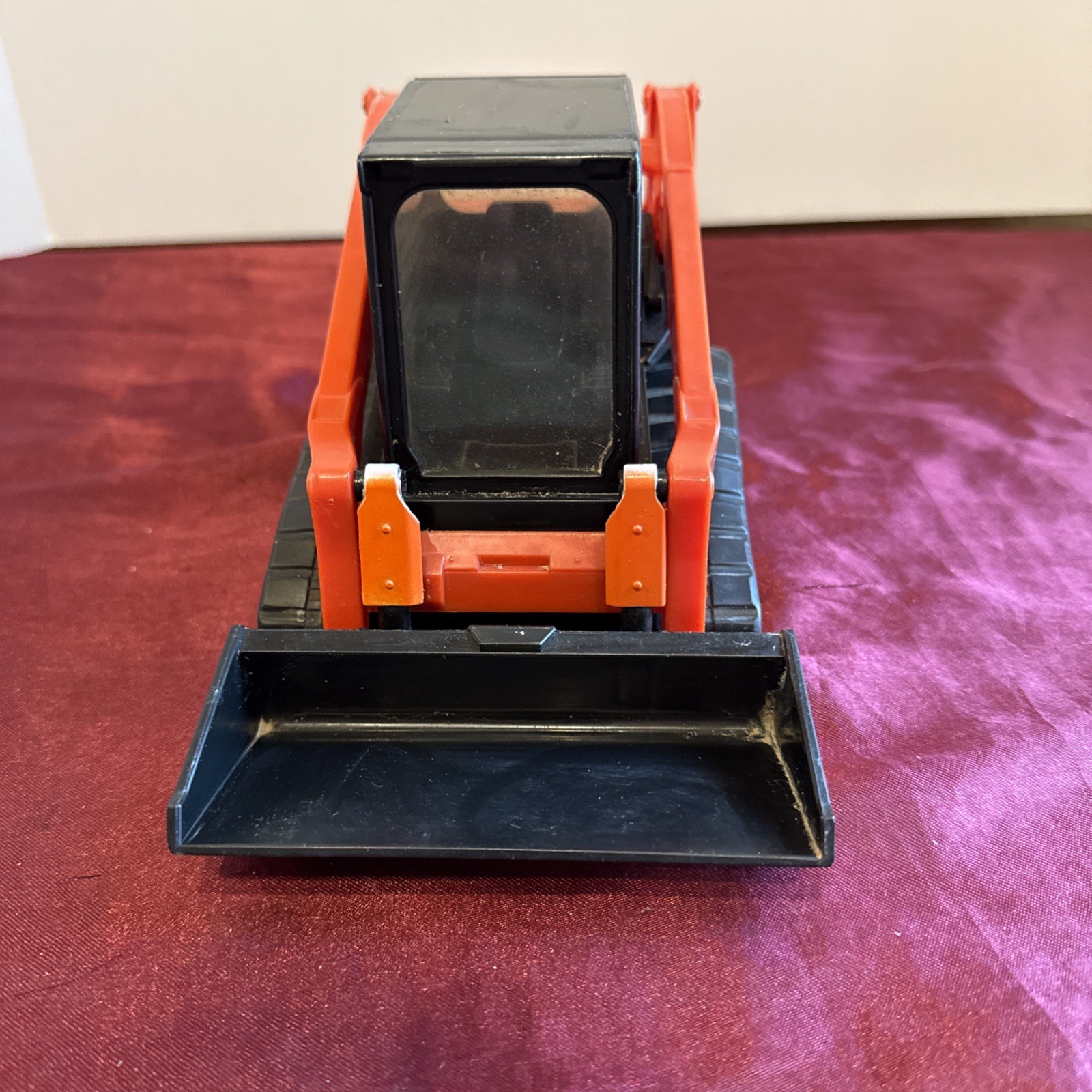 Kubota Compact Track Loader Toy Model SVL90-2 Scale 1:18