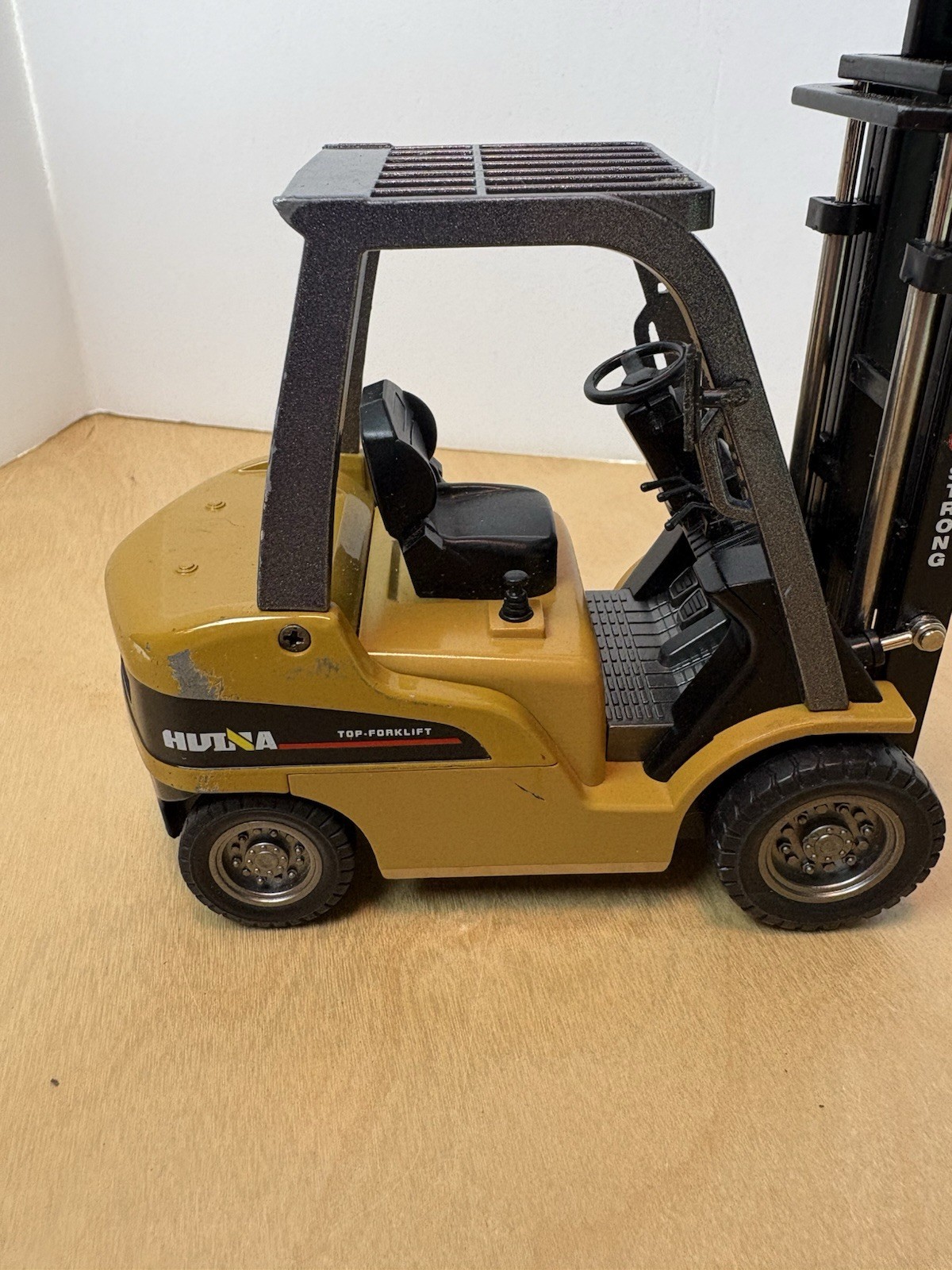 Huina 1:50 Diecast Fork Lift Truck Static Model Construction or Warehouse