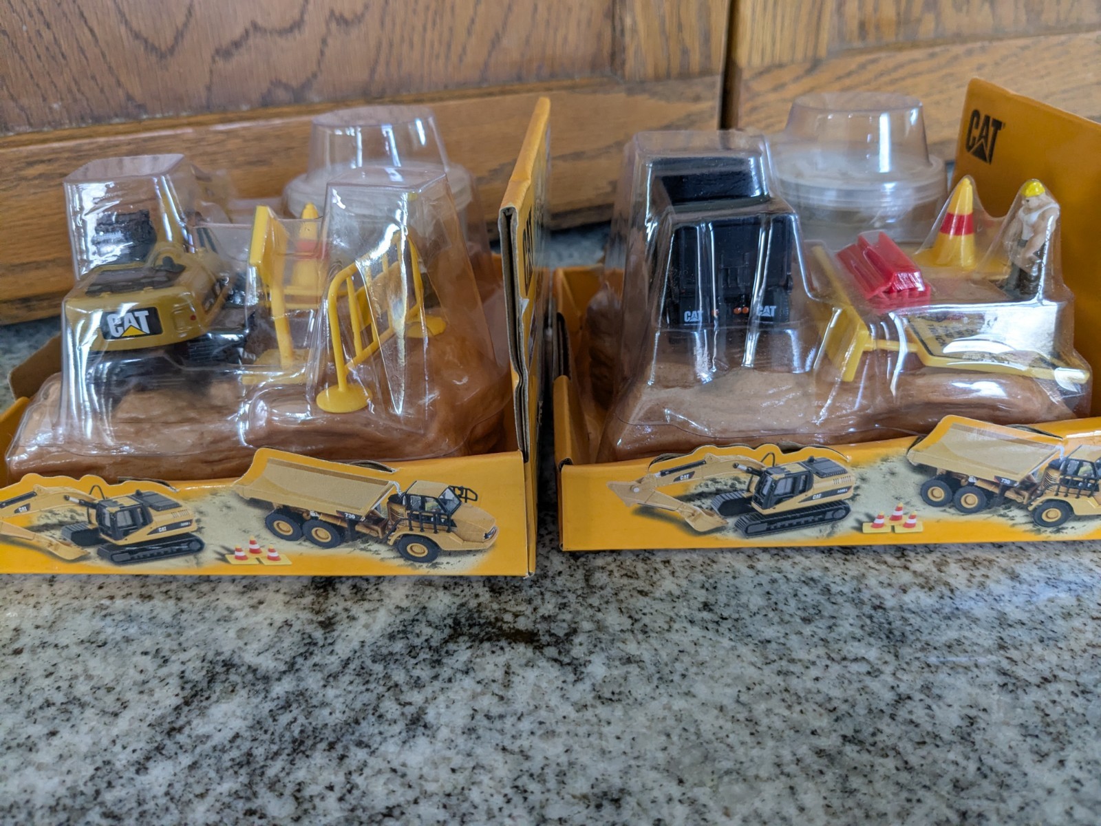 2 pc Diecast Masters CAT earth movers 1:87 HO Scale