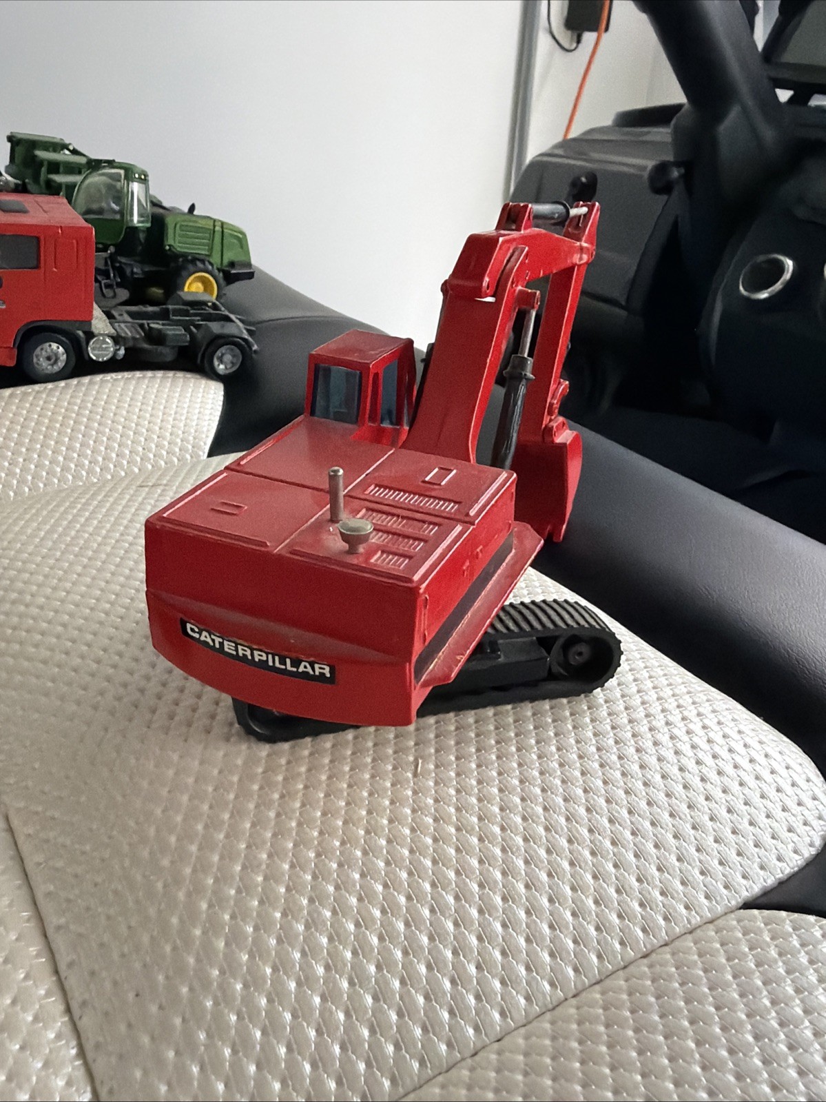 JOAL COMPACT CAT C-225 HYDRAULIC EXCAVATOR 1:70 SCALE – CUSTOM PAINTED RED