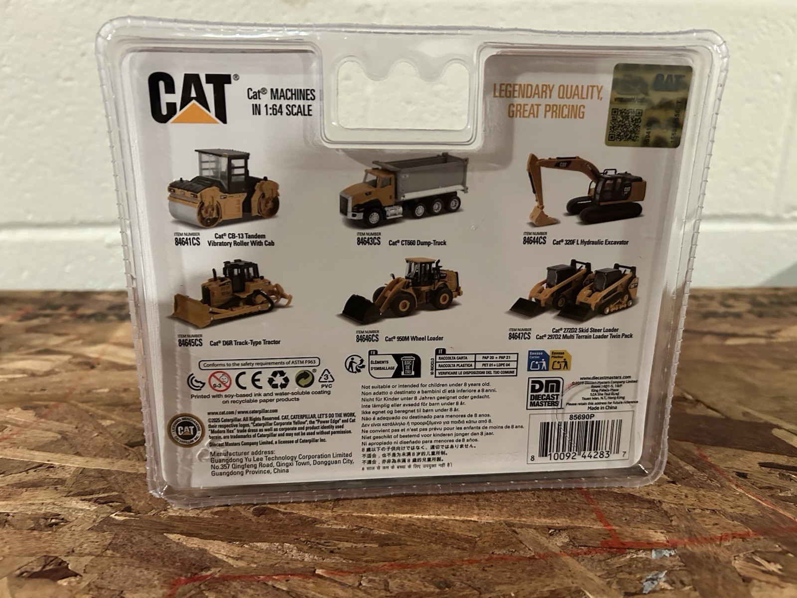 1/64 Scale Diecast Masters 297 D With Tracks & 272 D Rubber Tire