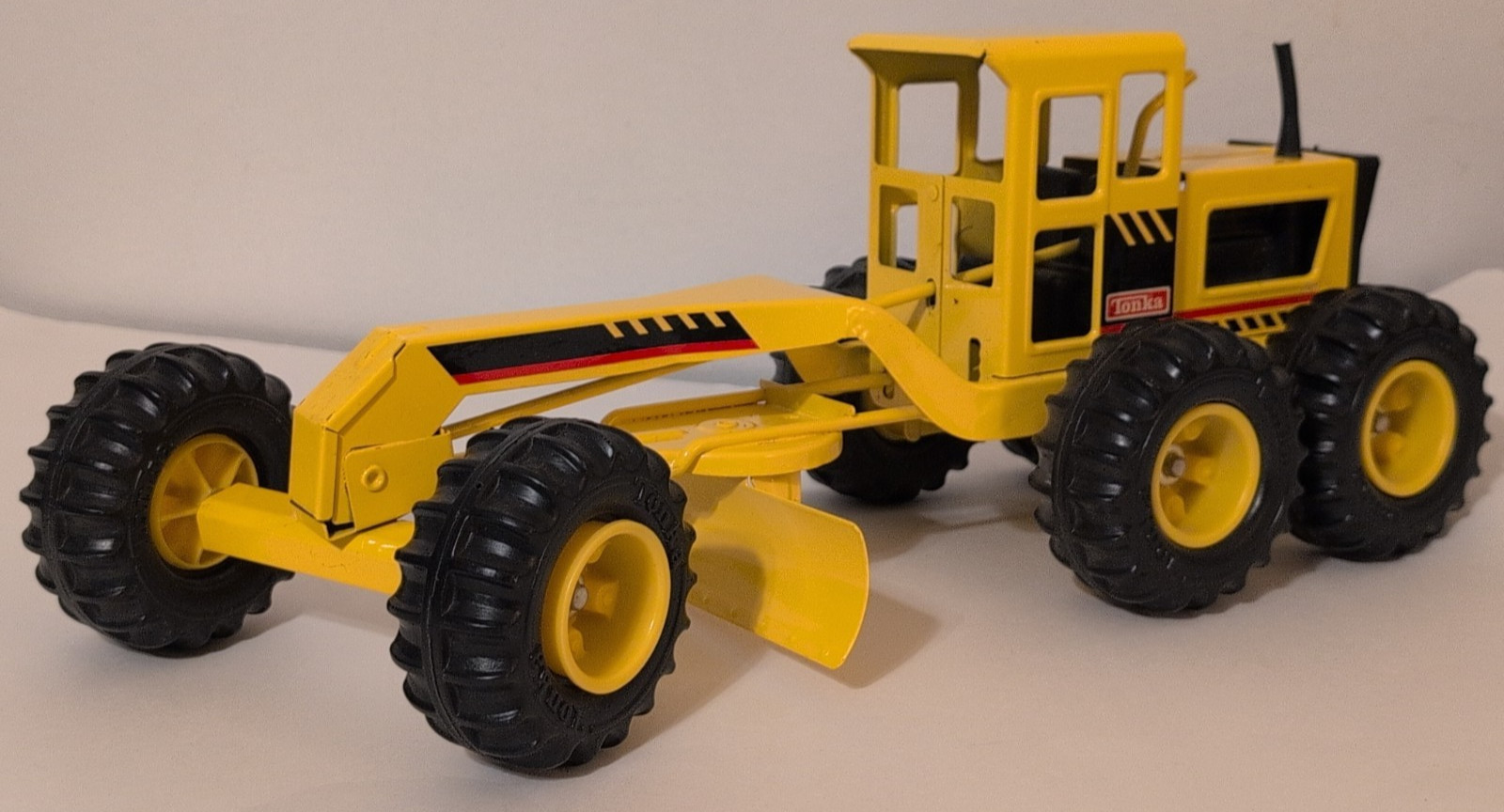 Vintage 17 » Tonka Road Grader Pressed Steel Construction Toy – Great Condition