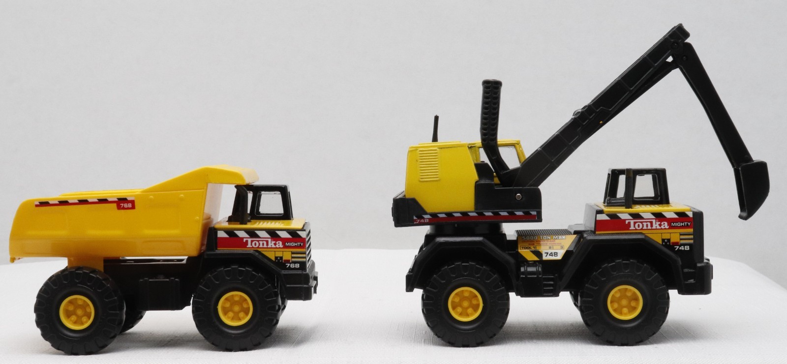 New Maisto 1:64 Heavy Equipment Vehicles: Crane, Bulldozer, Backhoe & Dump Truck
