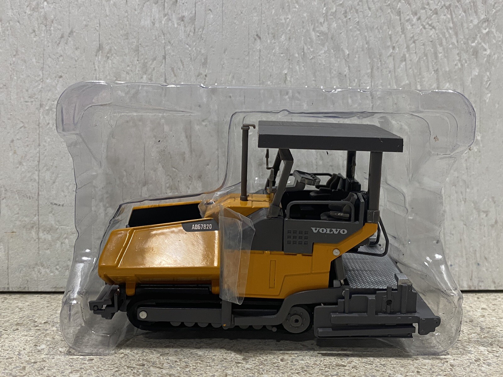 Motorart 1/50 Scale Volvo AB67820 Track Asphalt Paver – NIP – Super Rare