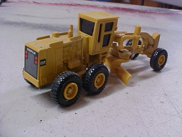 ERTL Diecast Caterpillar CAT 12G Motor Grader Scraper Articulated 1/64 Scale