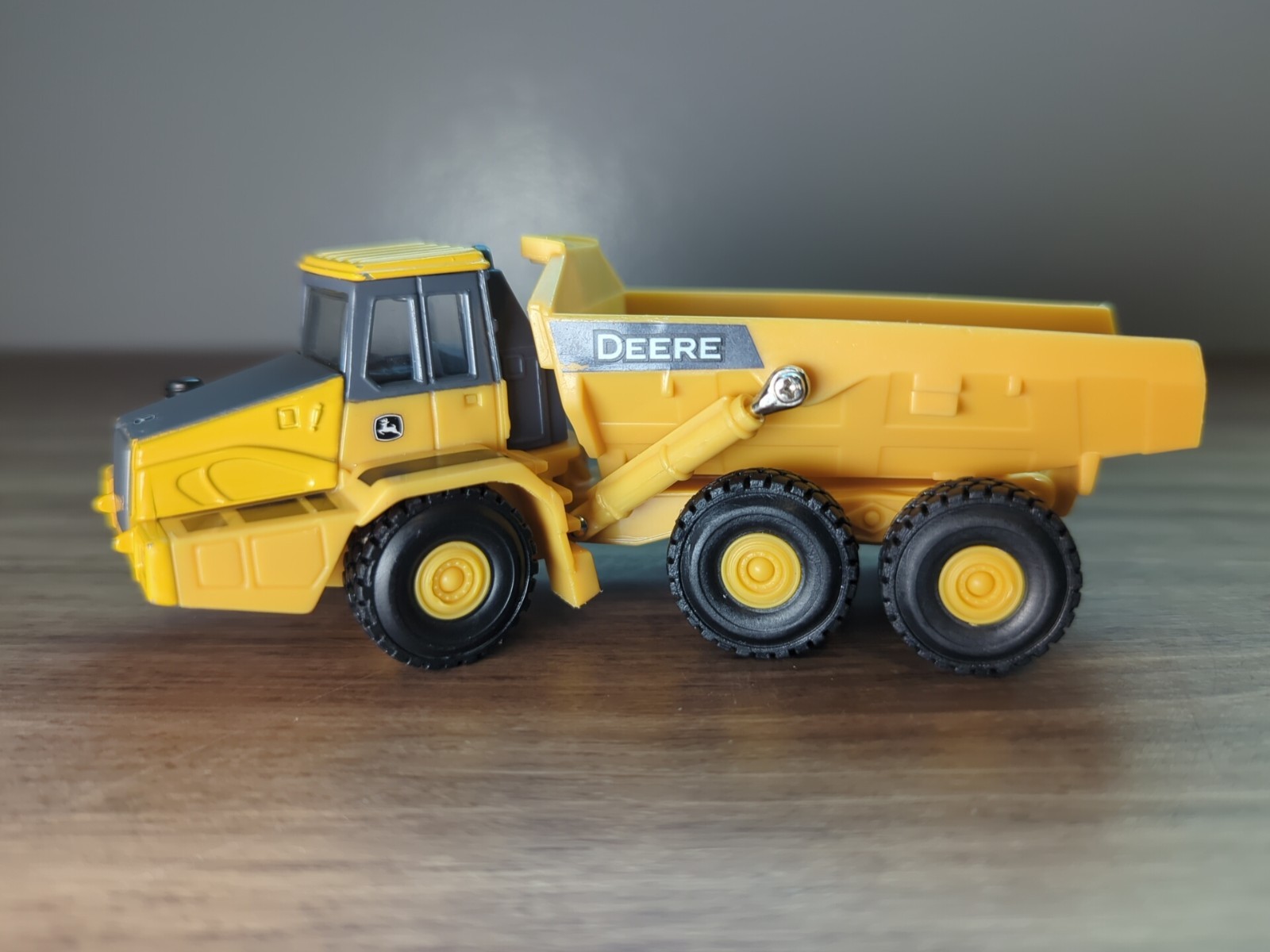 Tomy John Deere articulated dump truck 5.5&Prime; Long 1/64 scale diecast plastic Gold