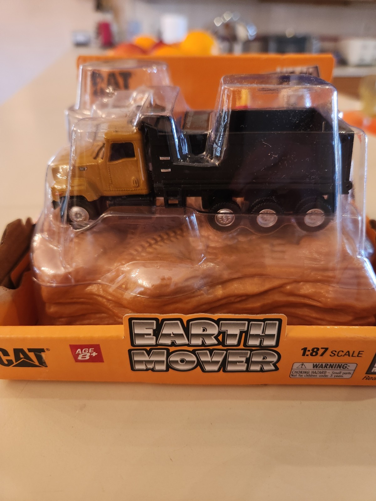Earth Movers Diecast Masters 1:87 (HO) CAT Dump Truck
