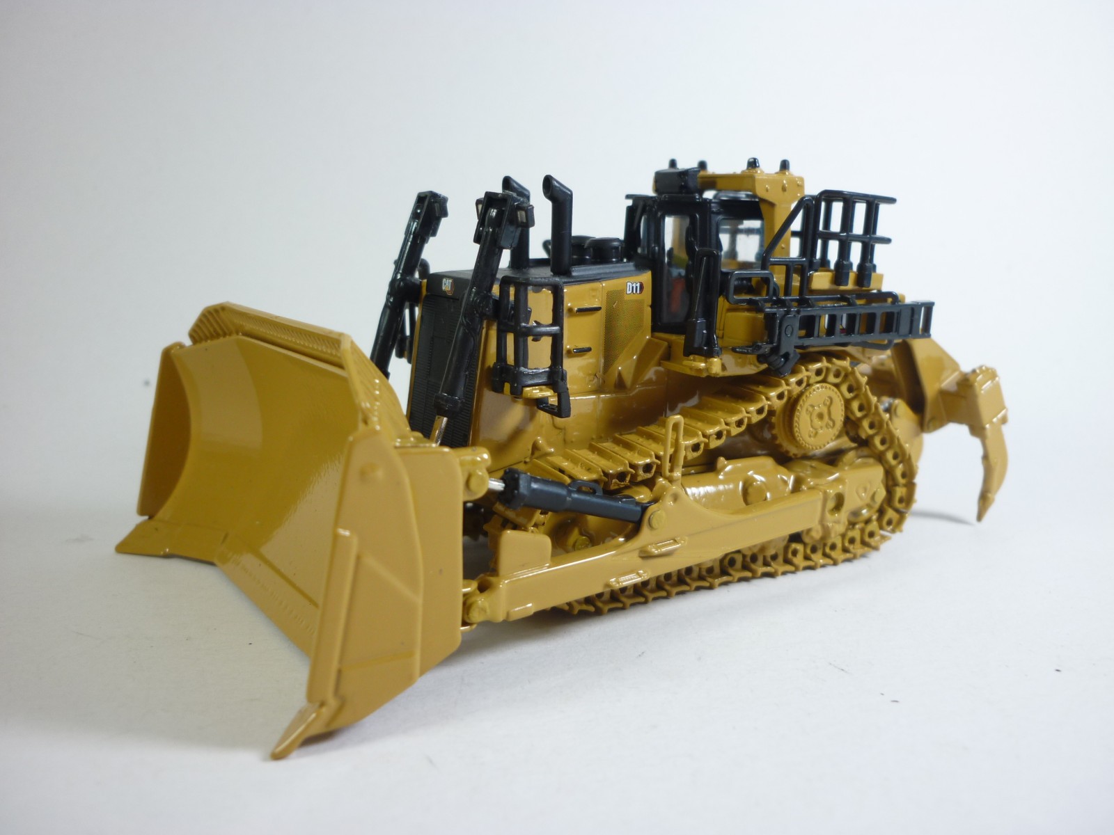 DieCast Masters 1:87 Caterpillar D11 Bulldozer Die-Cast Metal Tracks With Box