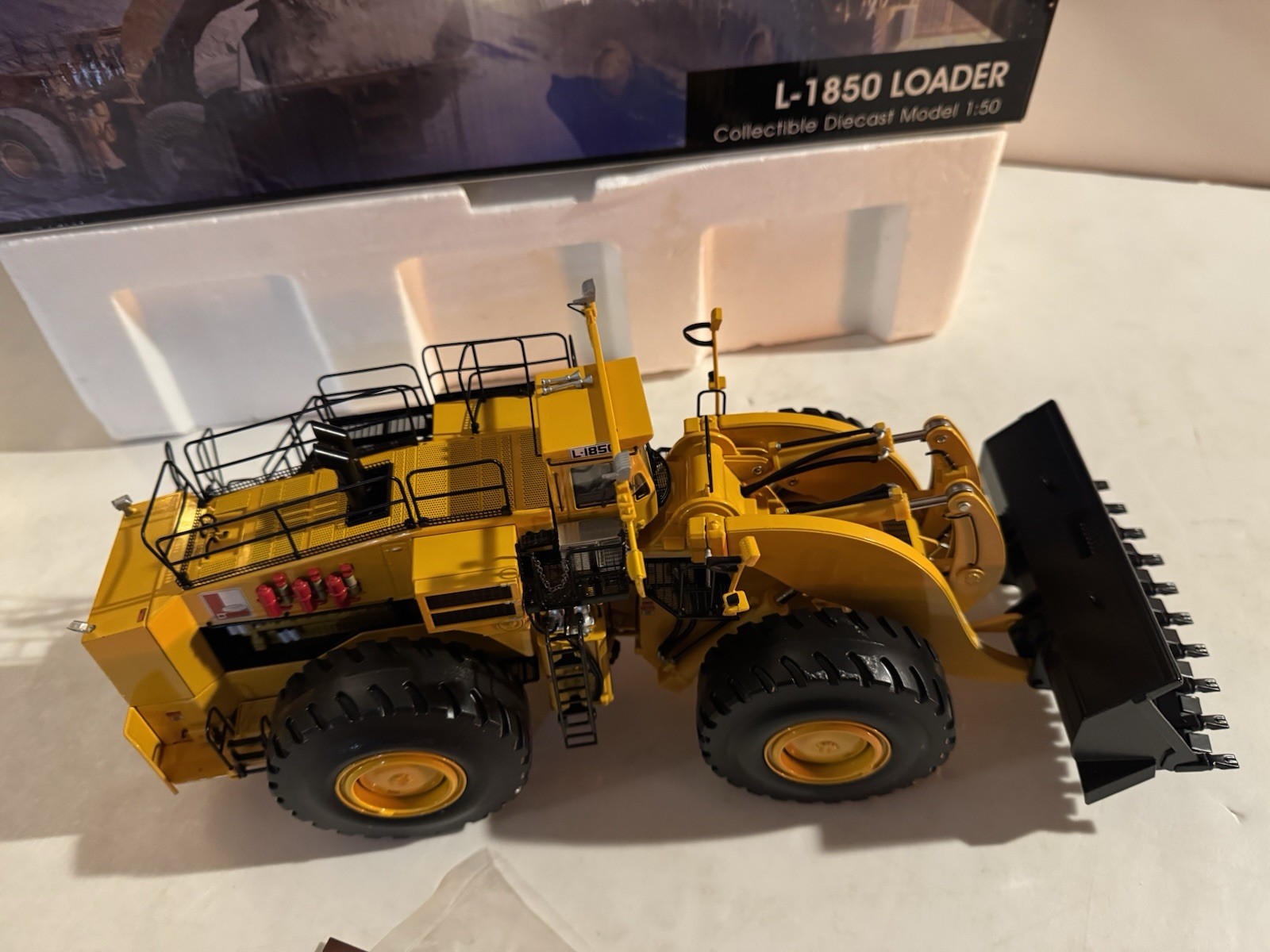 TWH 1:50 Scale Model 082-Y Letourneau L-1850 Wheel Loader – Yellow w/ Box
