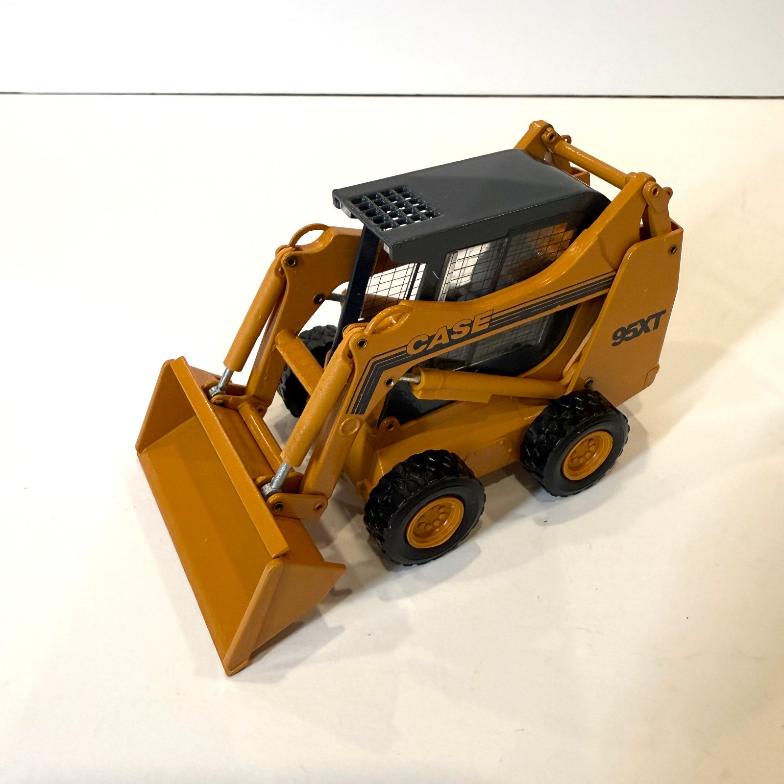 CASE 95XT « Heavy Lift » Skid Steer 1:32 Scale Model by Conrad Models