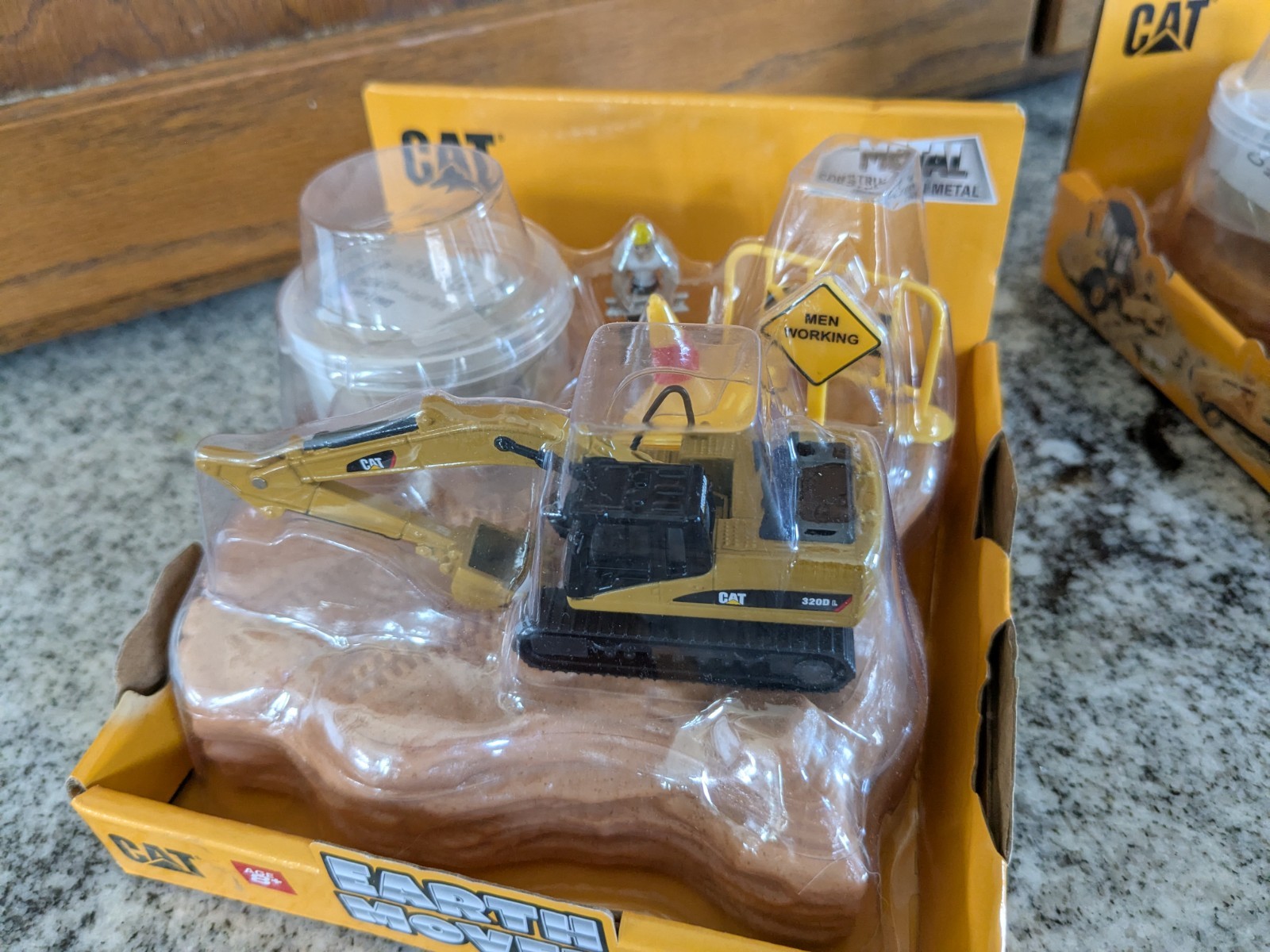 2 pc Diecast Masters CAT earth movers 1:87 HO Scale