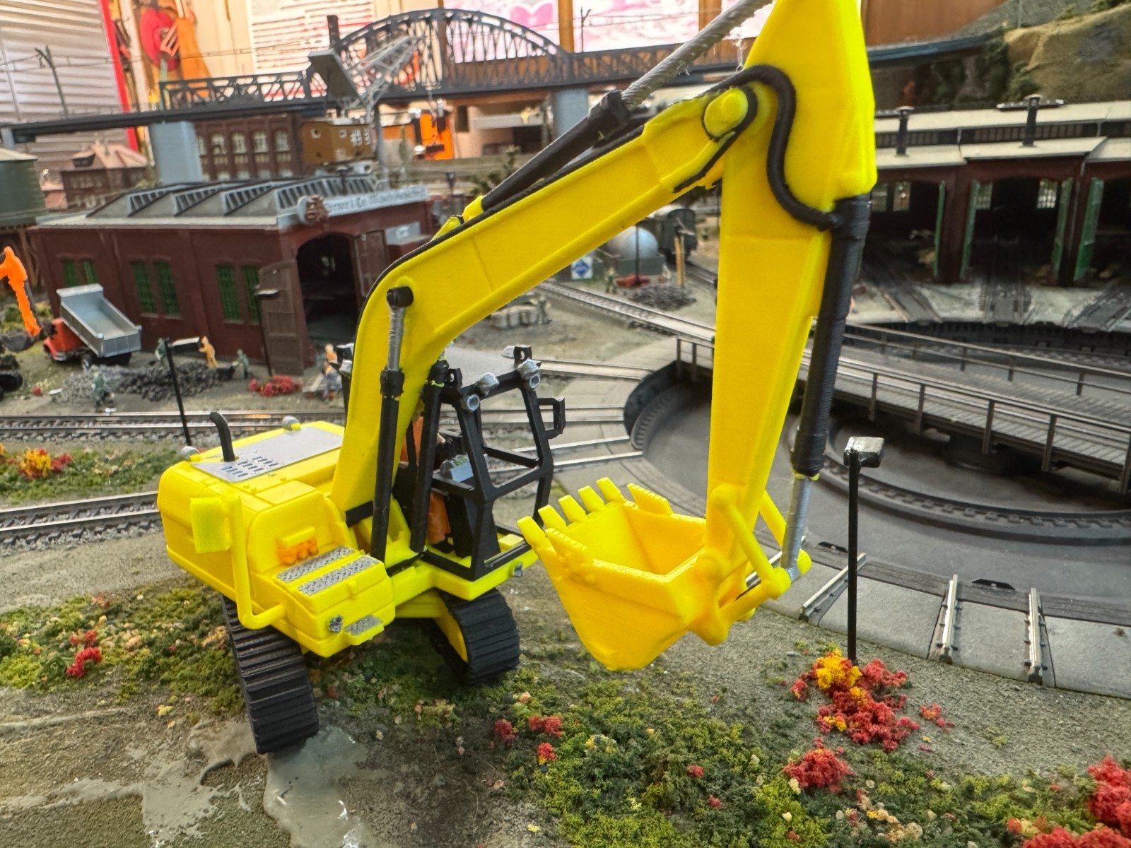 CAT Excavator 320D O Scale unpainted in Yellow 3D printed large with tracks