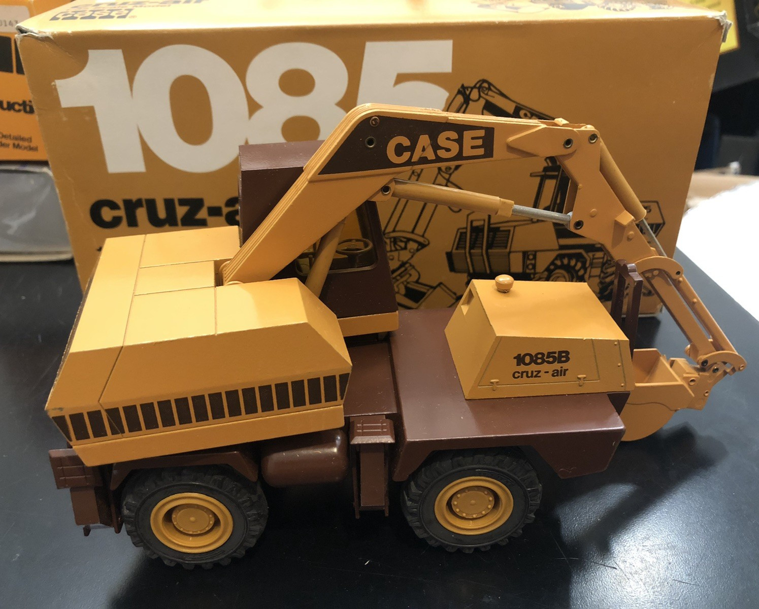 Conrad #2962 CASE 1085 Cruz-Air Excavator Diecast Model Boxed – Scale 1:35