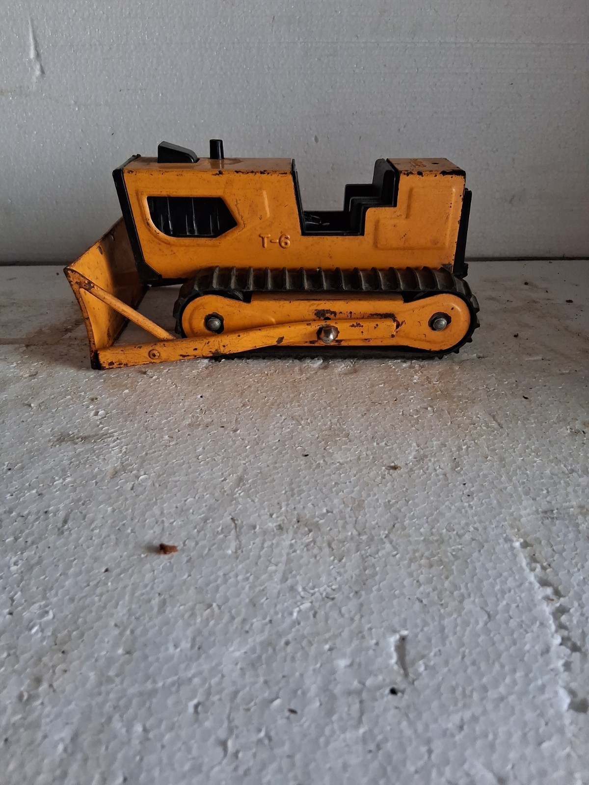 Vintage Tonka T-6 Bulldozer Crawler Pressed Steel Toy Construction Yellow Track