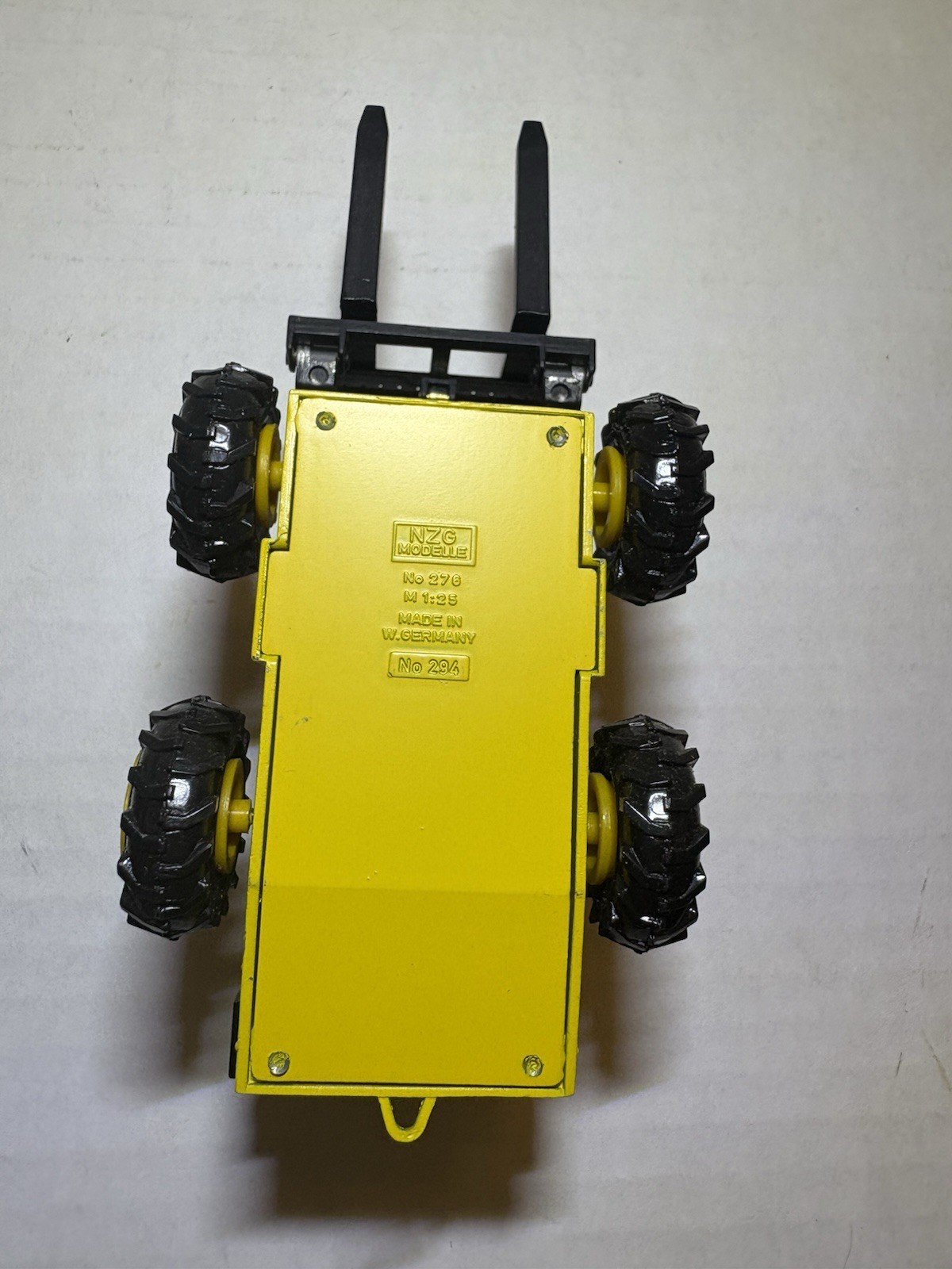 NZG New Holland L-555 Super Boom Loader, Diecast 1/25