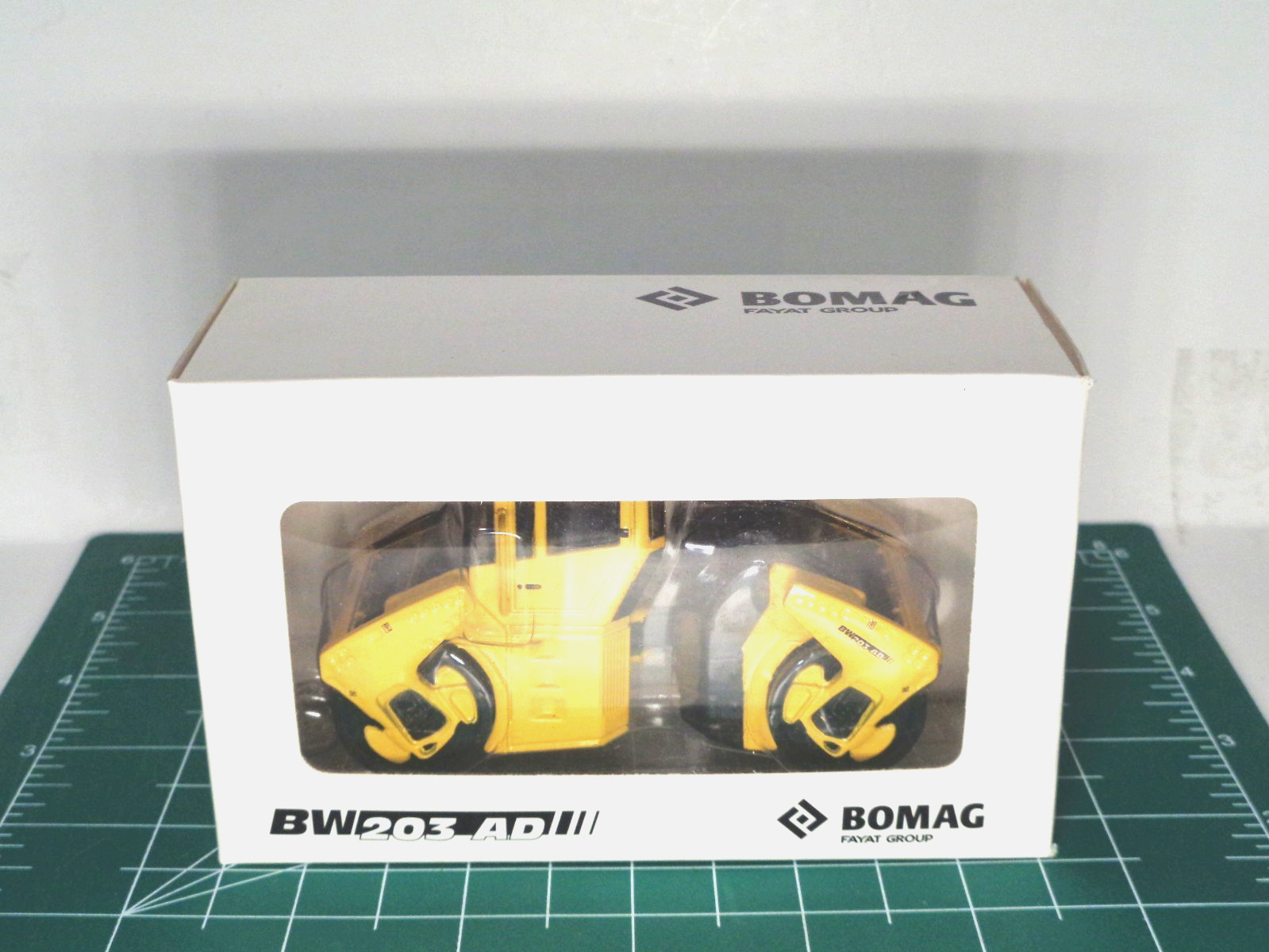1/50 Diecast BOMAG BW 203 AD Vibratory Asphalt Compactor Road Roller.