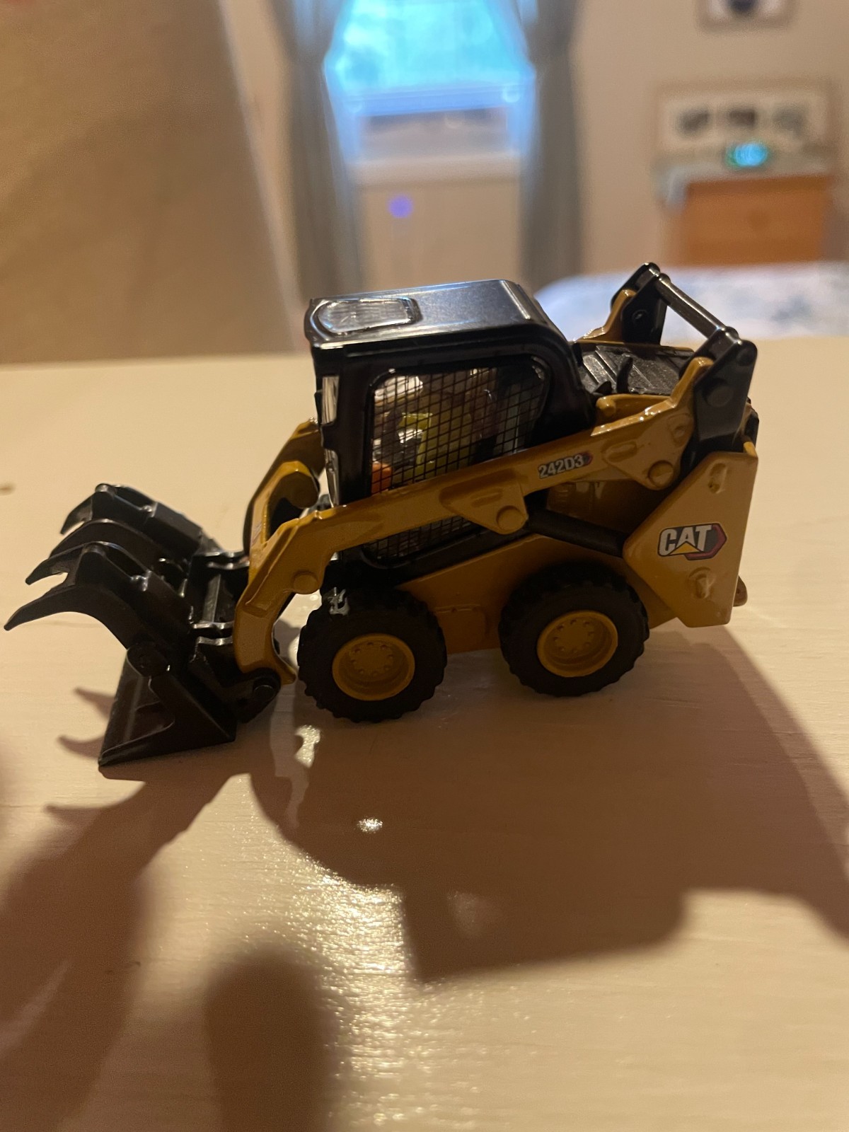 Diecast Masters 1/50 CAT 242D3 Skid Steer Loader w/ accessories 85676