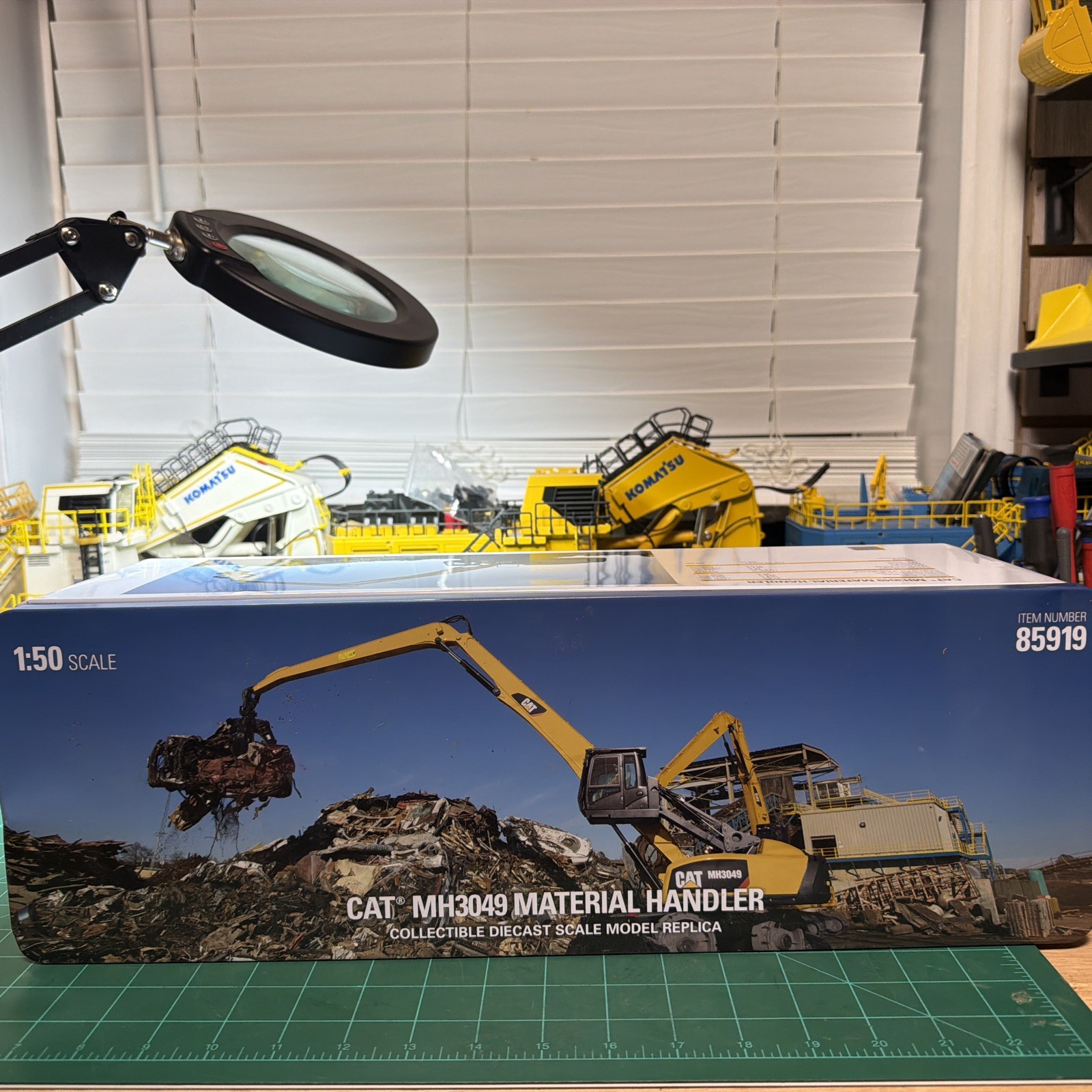 1/50 CAT MH3049 Material Handler Diecast Masters