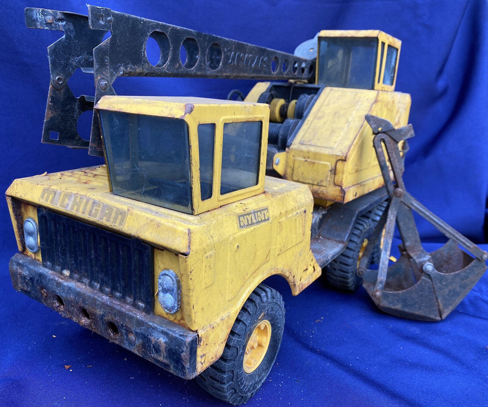 Vintage – Nylint Crane Truck – Yellow Steel – Pre-owned condition
