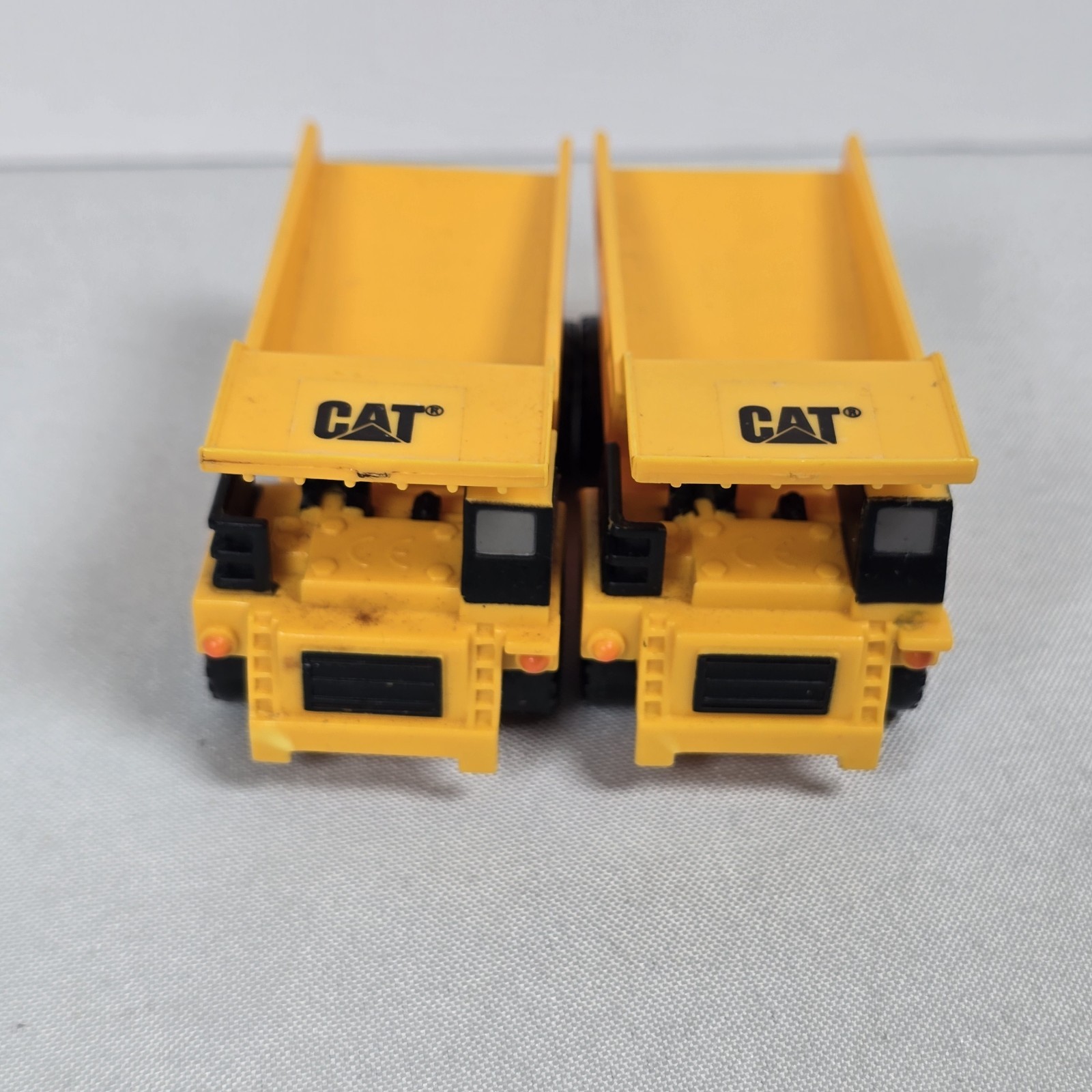1995 TOY STATE INDUSTRIAL CATERPILLAR BULLDOZER Non Working W 2 Mini Dump Trucks