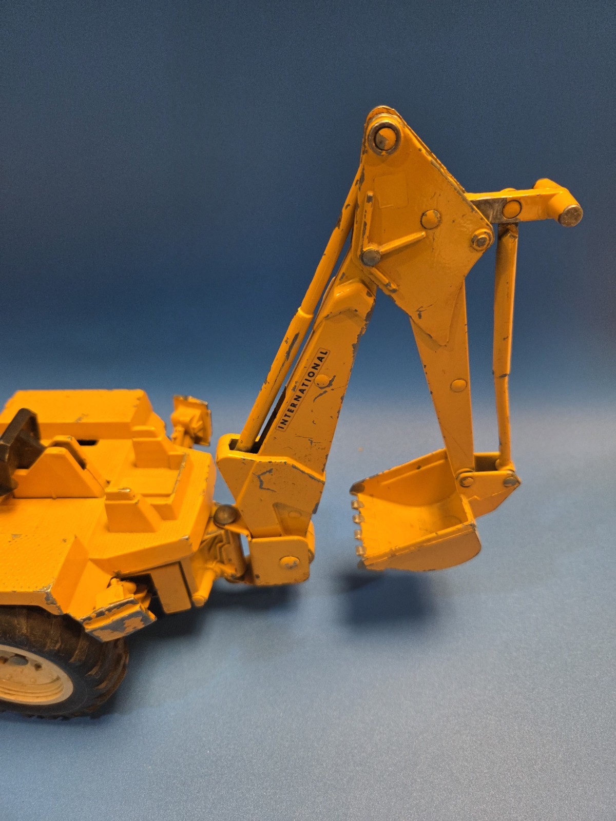 1960&rsquo;s Vintage Ertl 1/16 International Harvester Tractor Backhoe STR#472 Diecast