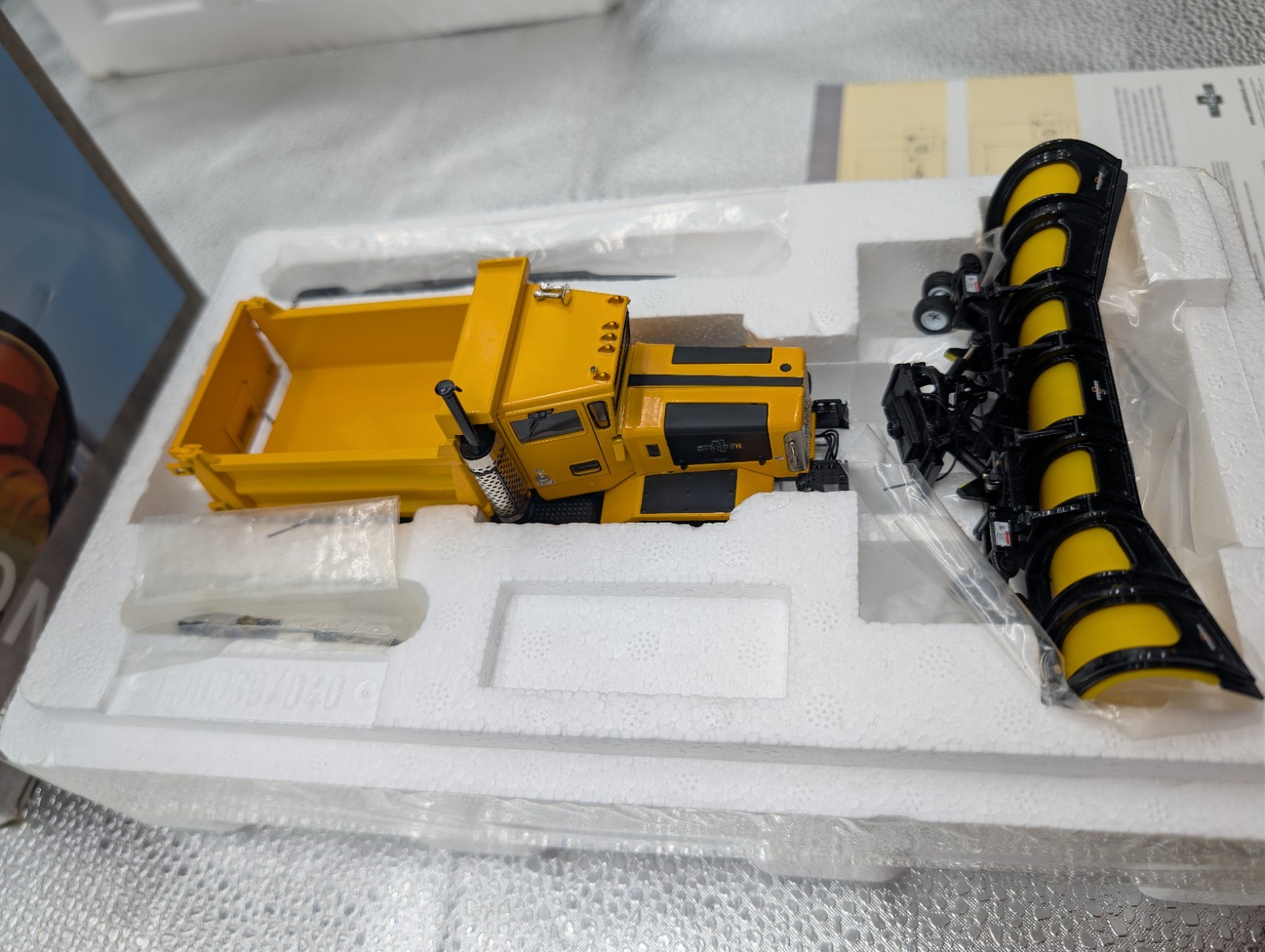 Twh 1/50, Oshkosh P- Series Snow Plow, Used! 2-axle Yellow Sw3004-y / 03004