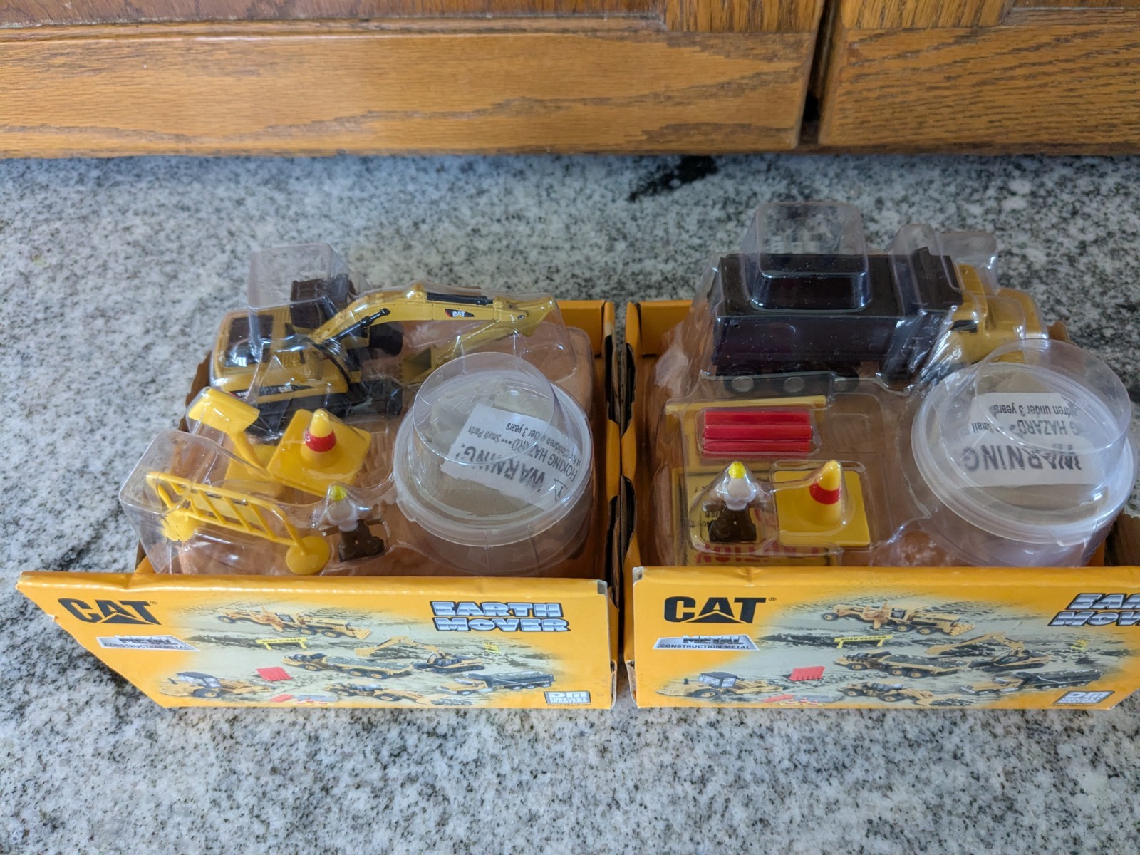 2 pc Diecast Masters CAT earth movers 1:87 HO Scale