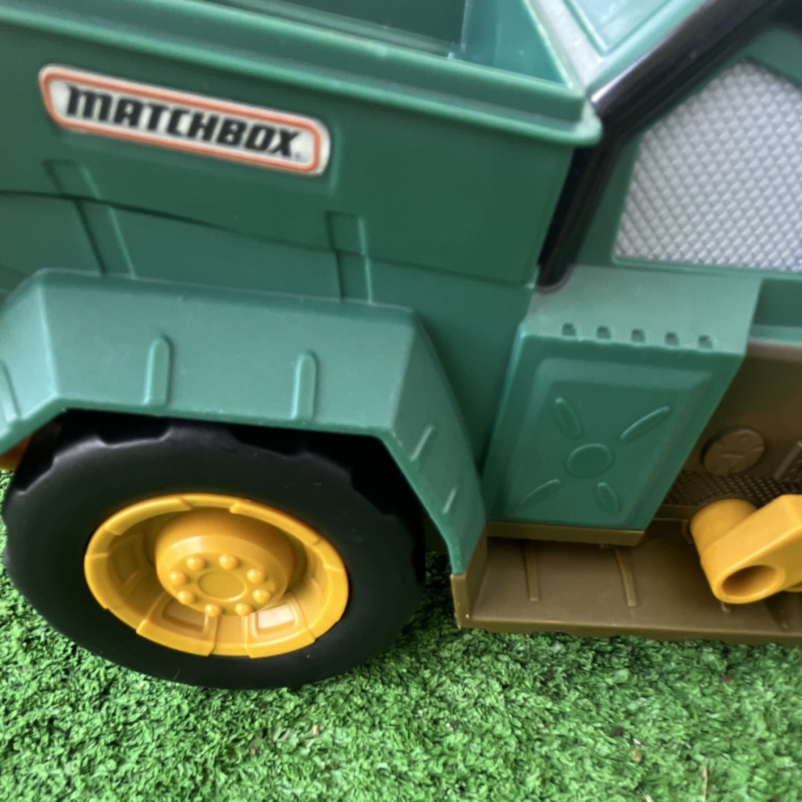 Matchbox DMLS5 Plastic Dump Truck Toy Green Yellow 2015 Construction Vehicle